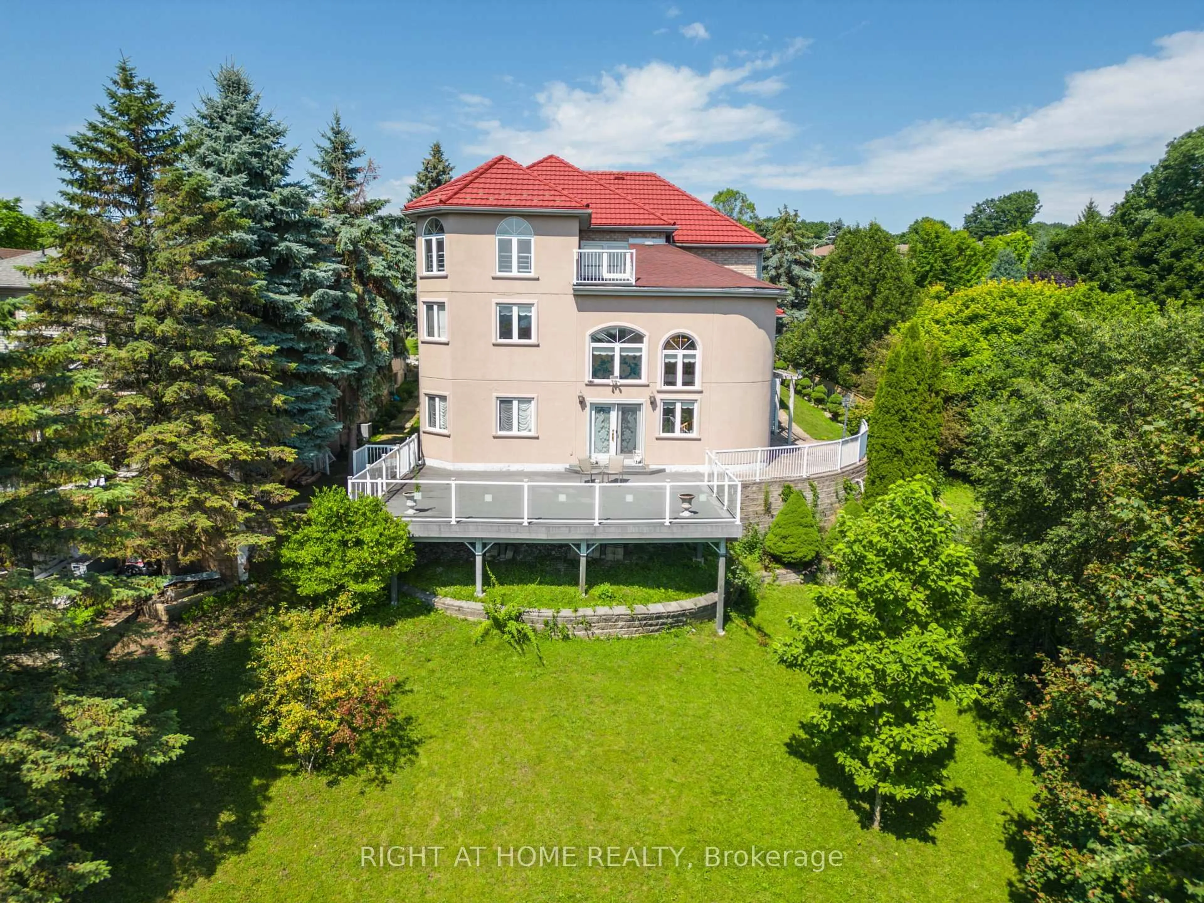 A pic from outside/outdoor area/front of a property/back of a property/a pic from drone, building for 11 Thackeray Cres, Barrie Ontario L4N 6J6