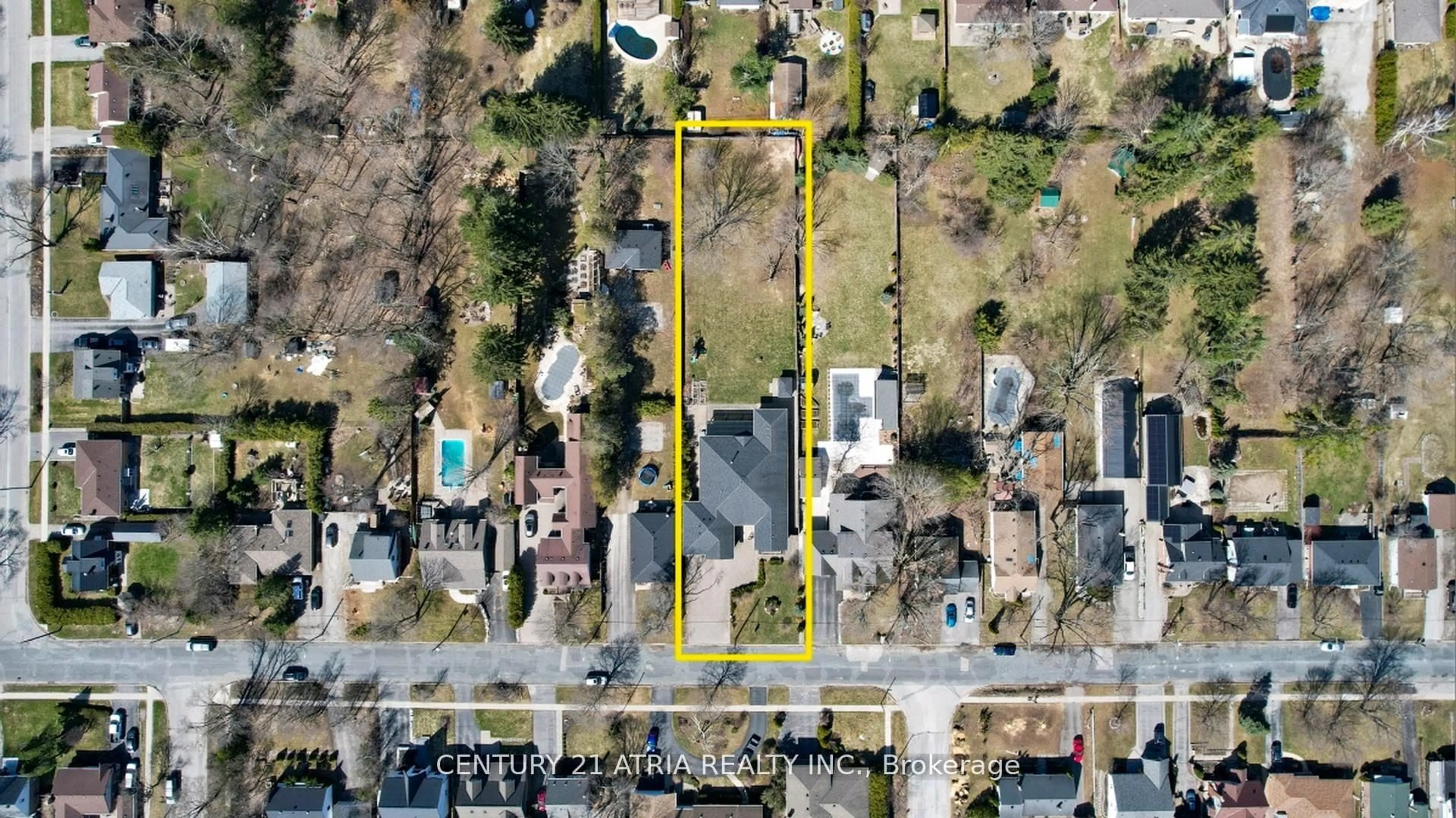 A pic from outside/outdoor area/front of a property/back of a property/a pic from drone, street for 124 Puget St, Barrie Ontario L4M 4N5