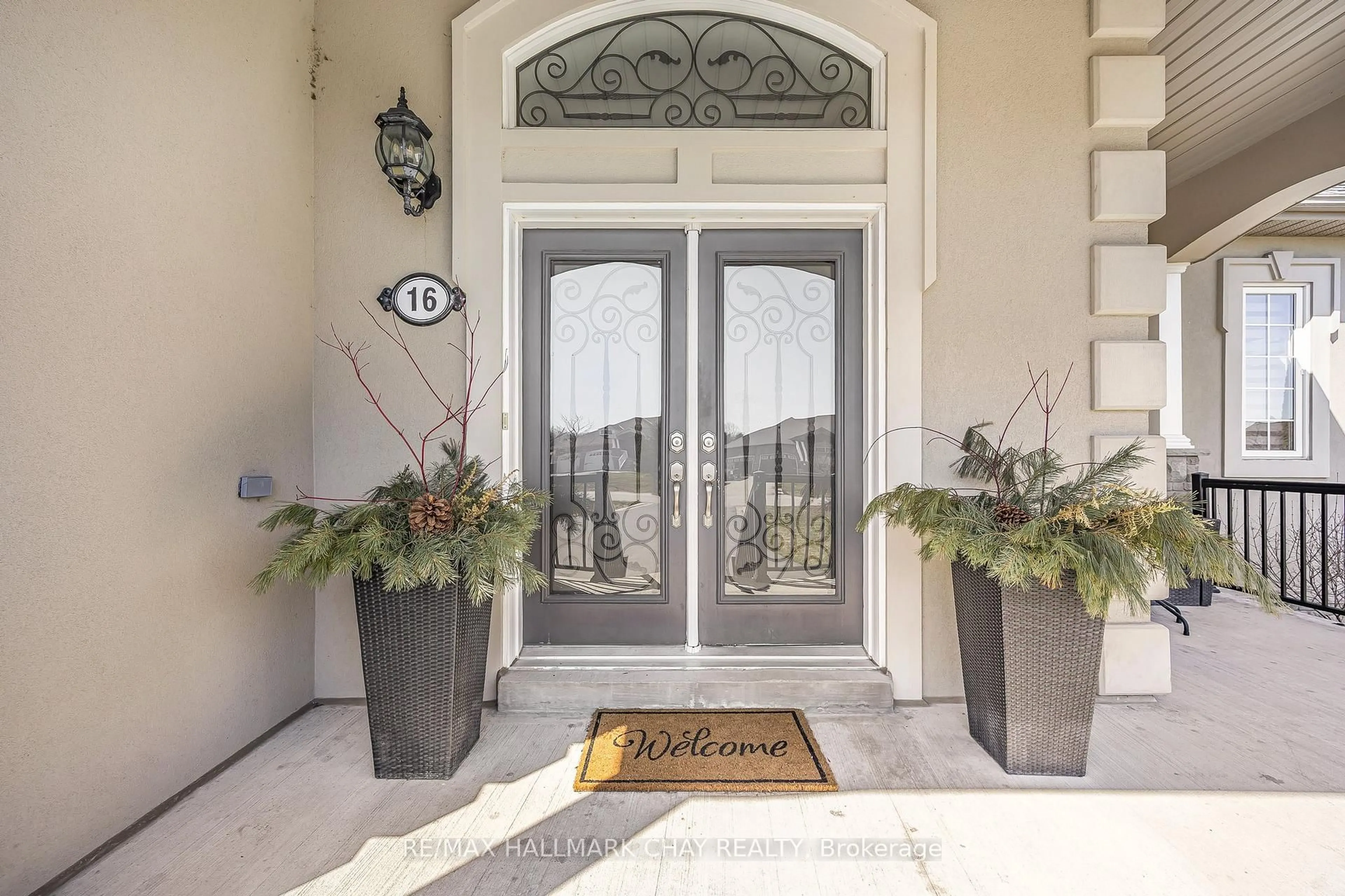 Indoor entryway for 16 Basswood Dr, Wasaga Beach Ontario L9Z 0A9