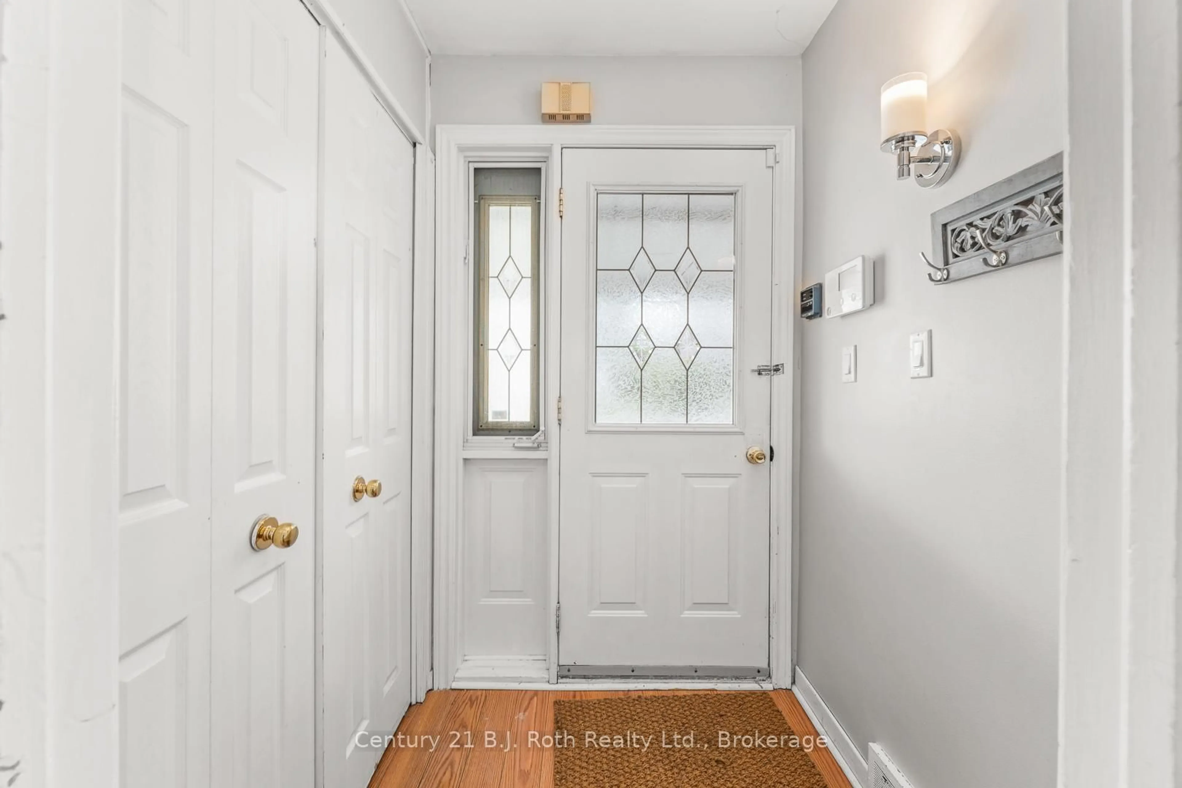 Indoor entryway for 362 Parkhurst Cres, Orillia Ontario L3V 4H6