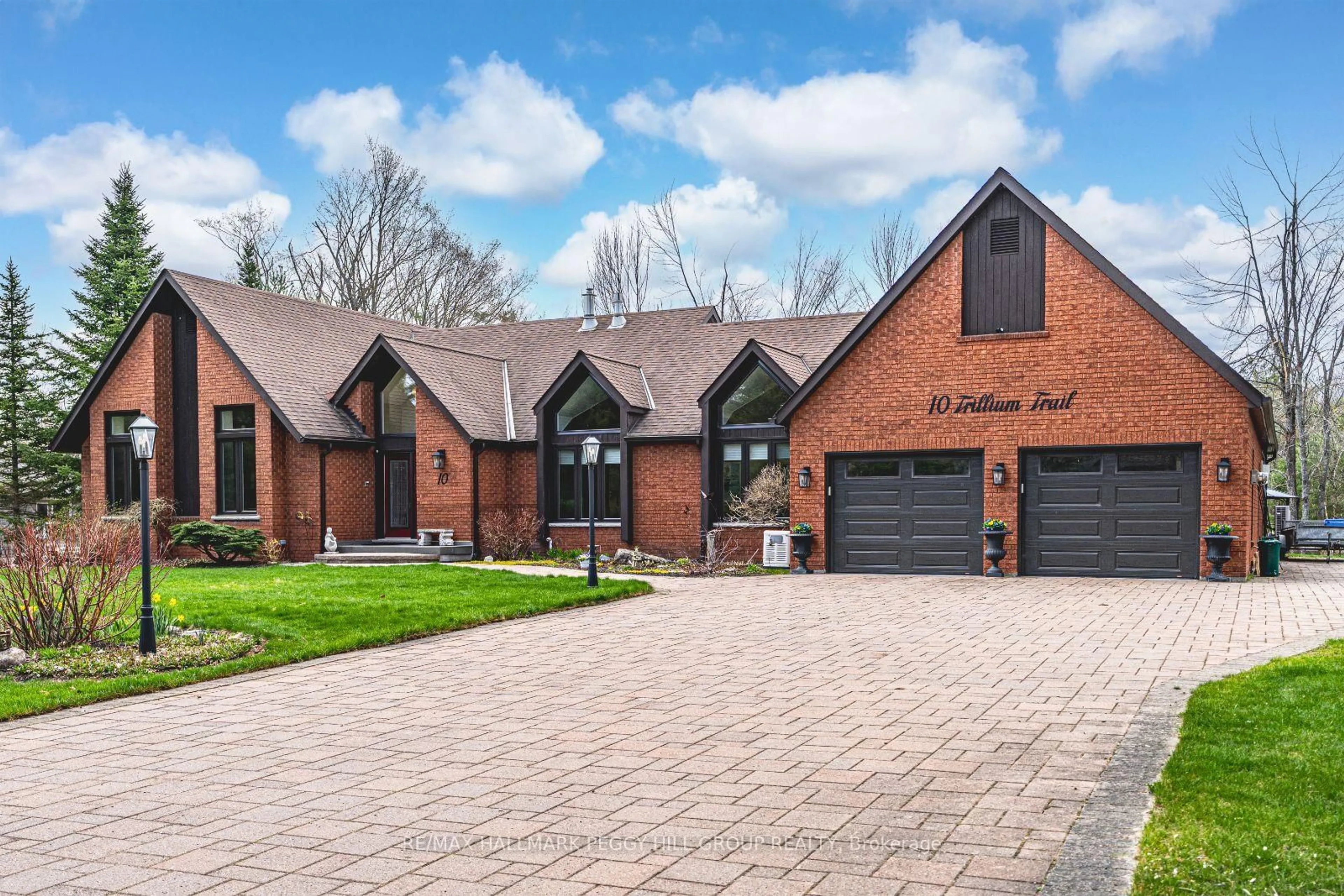 Home with brick exterior material, street for 10 Trillium Tr, Oro-Medonte Ontario L0K 1E0