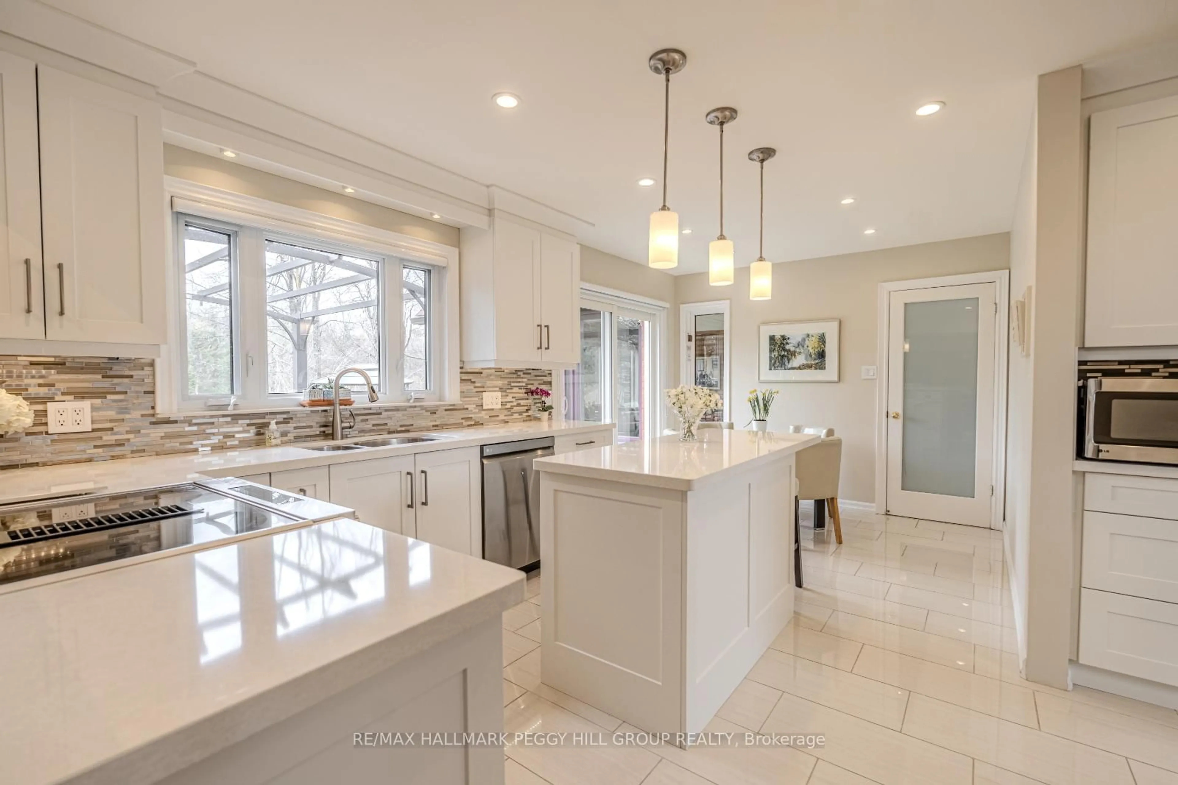 Open concept kitchen, ceramic/tile floor for 10 Trillium Tr, Oro-Medonte Ontario L0K 1E0