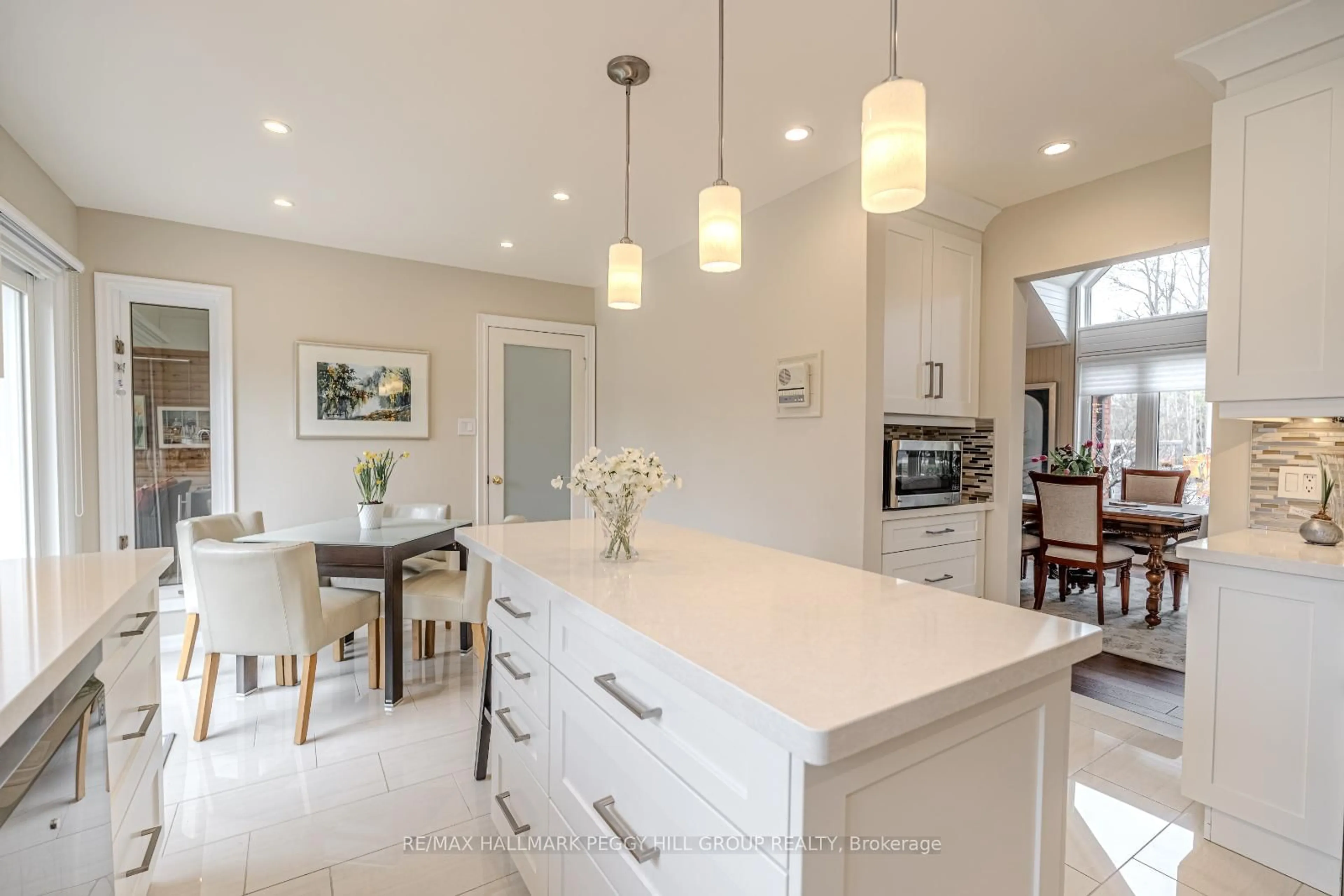 Contemporary kitchen, ceramic/tile floor for 10 Trillium Tr, Oro-Medonte Ontario L0K 1E0