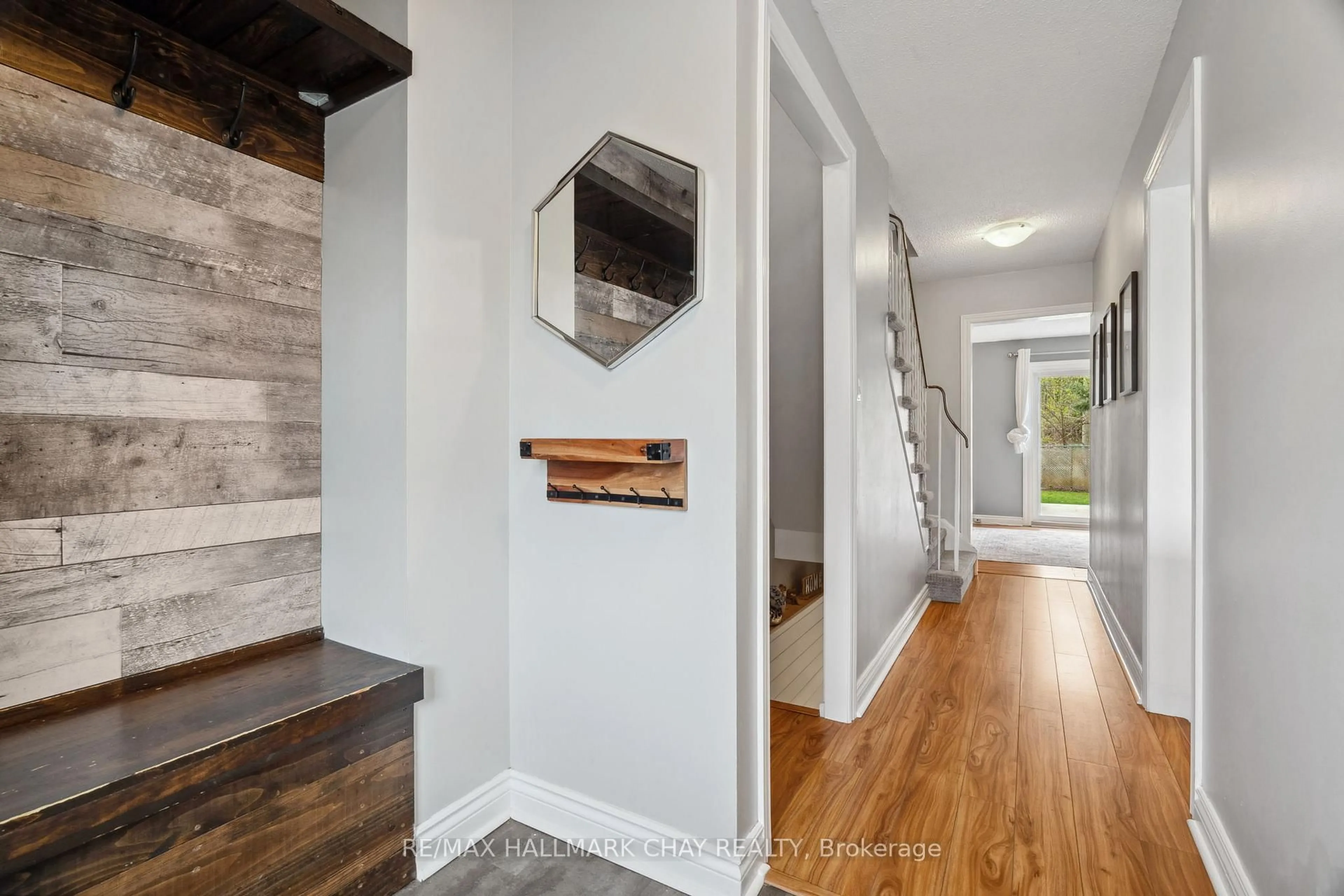 Indoor entryway for 47 Janice Dr, Barrie Ontario L4N 5N5