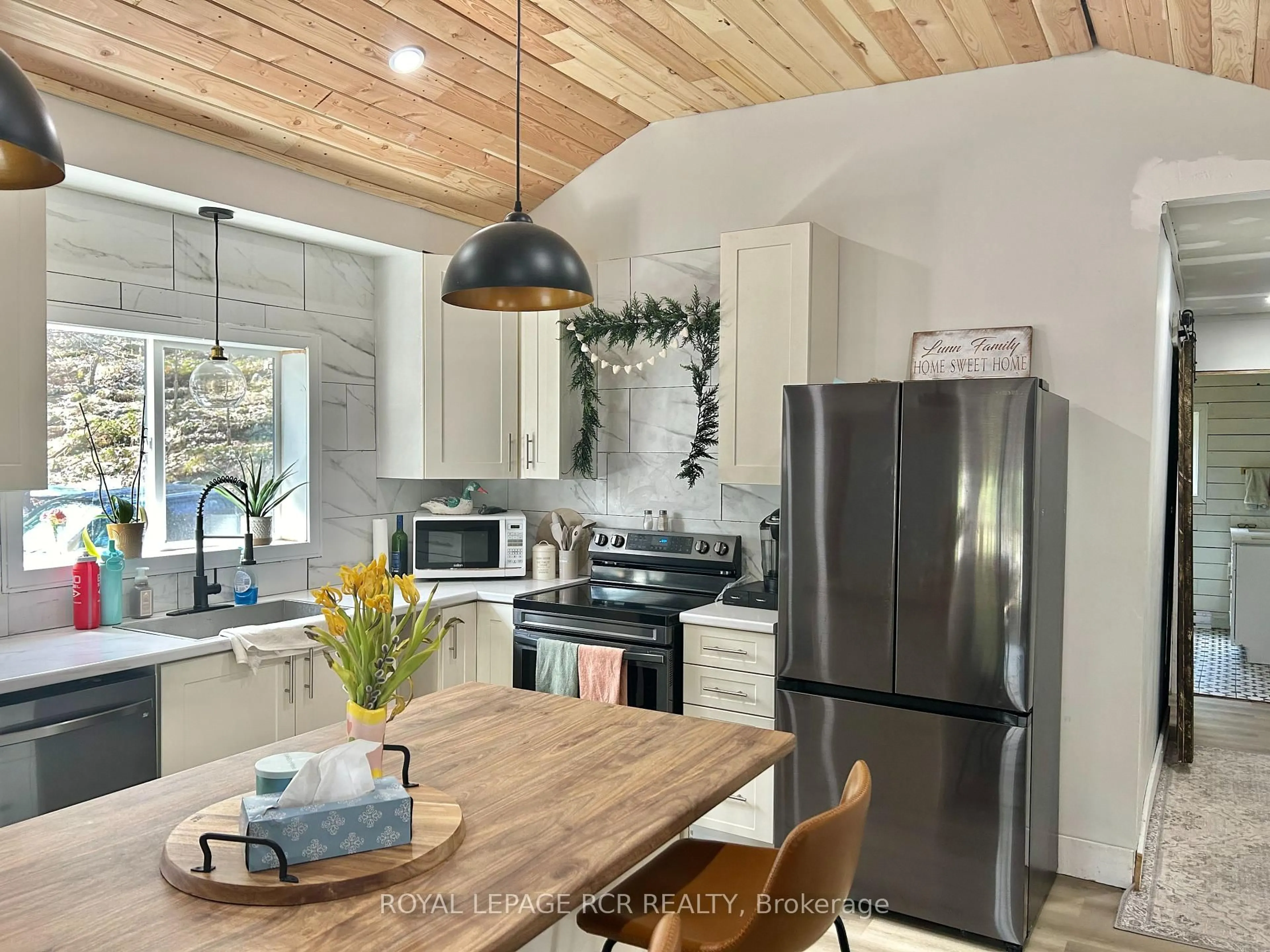 Open concept kitchen, wood/laminate floor for 3179 Pioneer Rd, Severn Ontario K0K 1E0