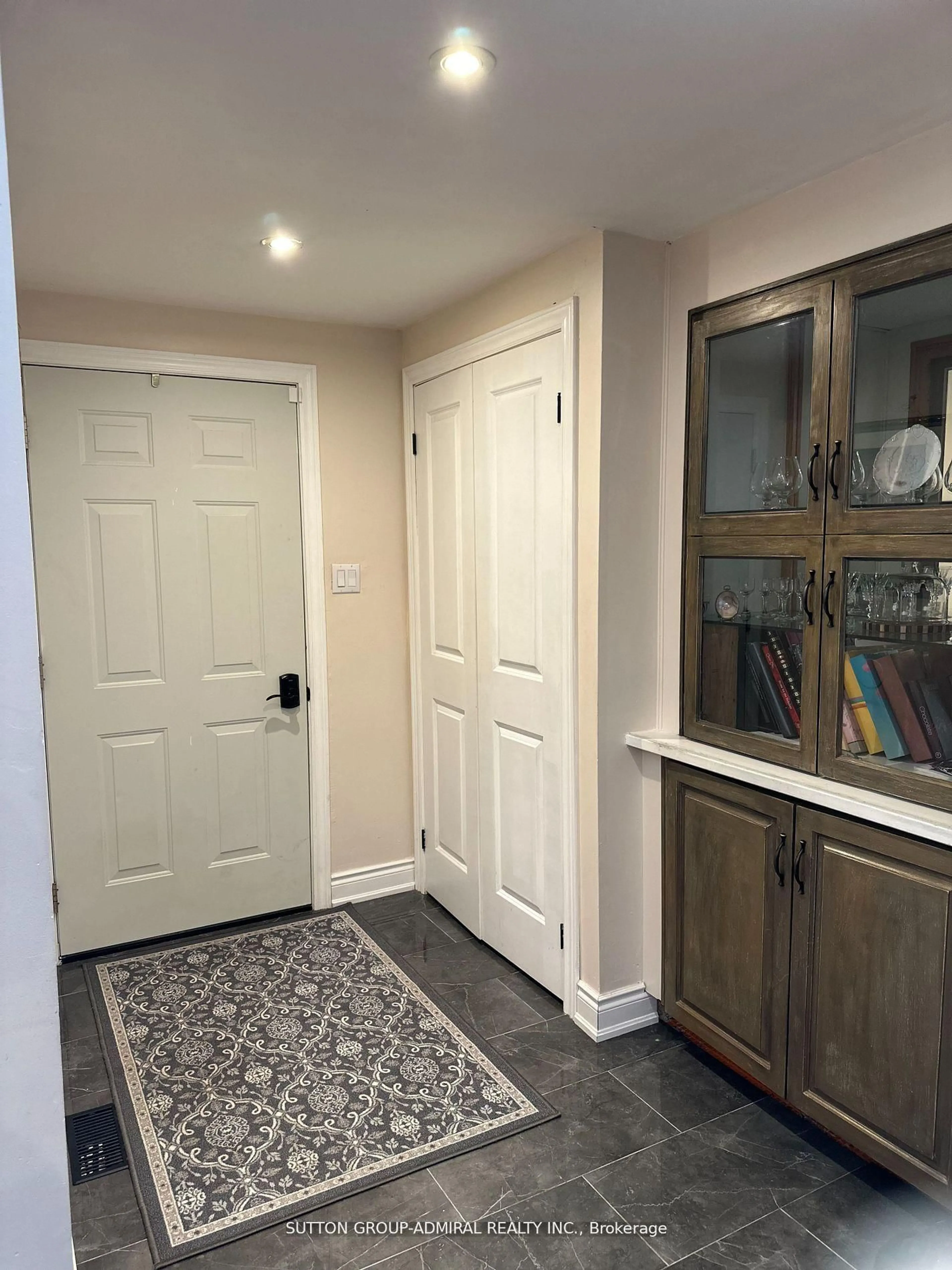 Indoor entryway for 315 Nelson St, Barrie Ontario L4M 5P6