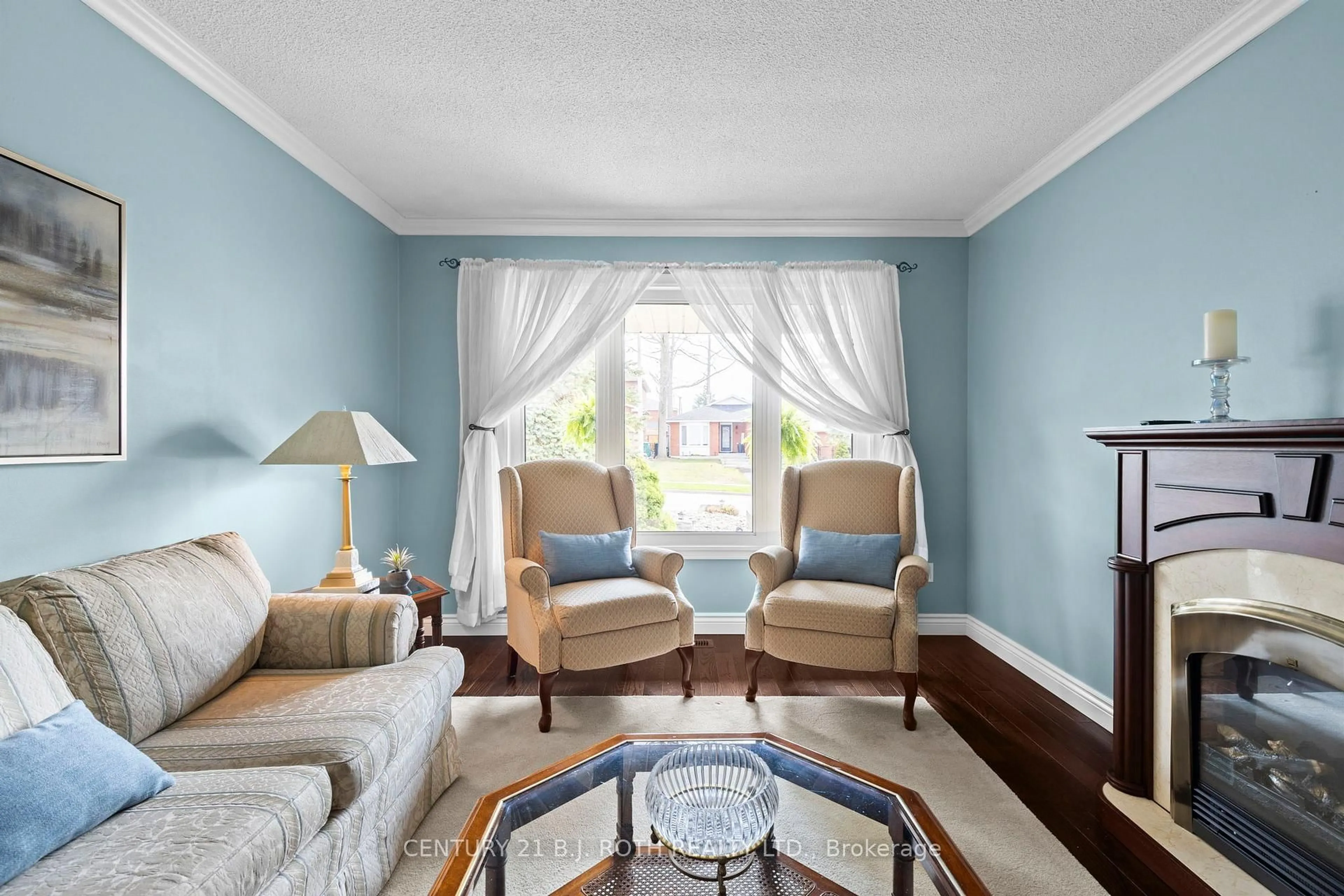 Living room with furniture, unknown for 18 IRWIN Dr, Barrie Ontario L4N 7A6