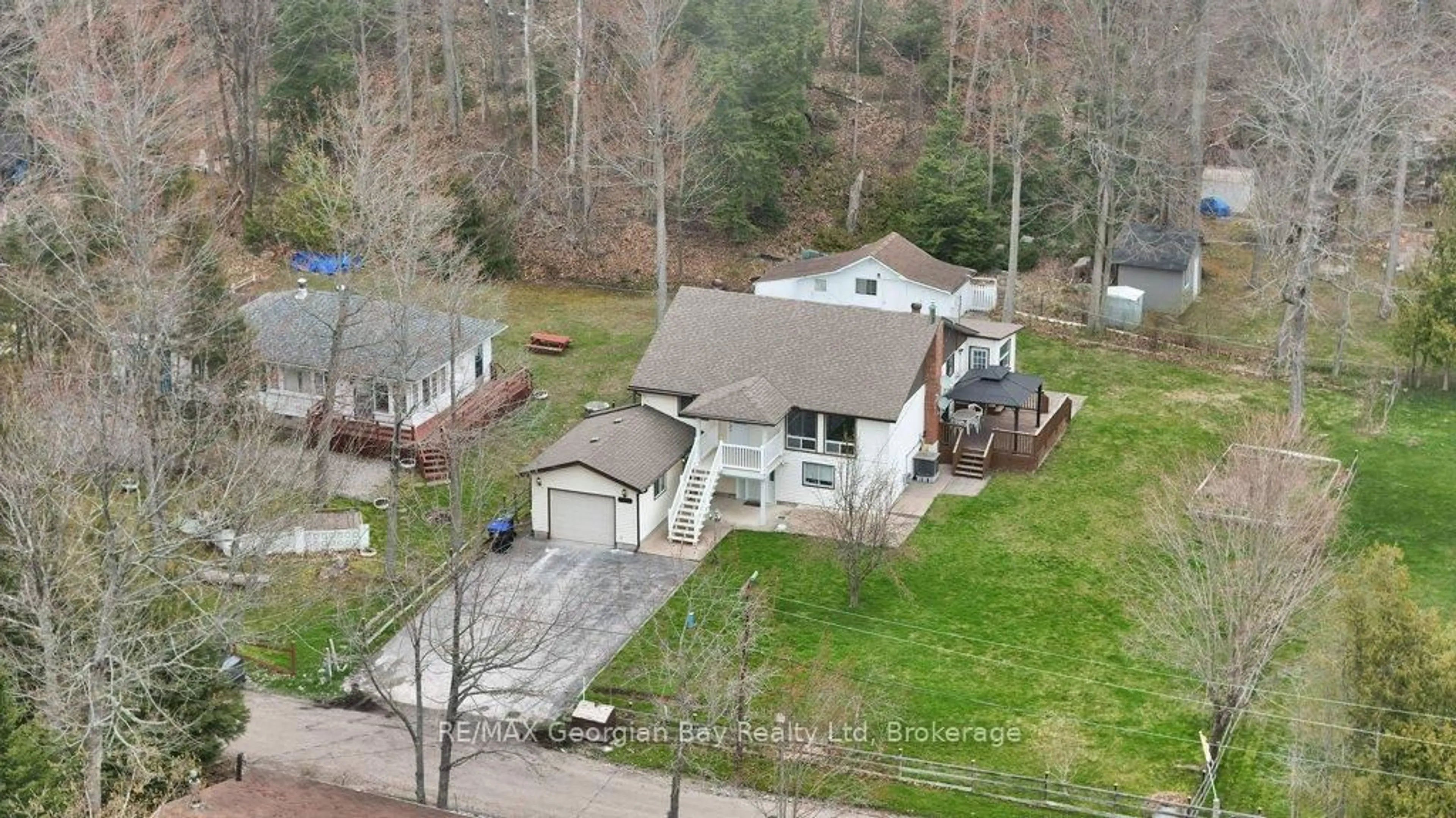 A pic from outside/outdoor area/front of a property/back of a property/a pic from drone, unknown for 67 Roc Rd, Tiny Ontario L0L 2J0