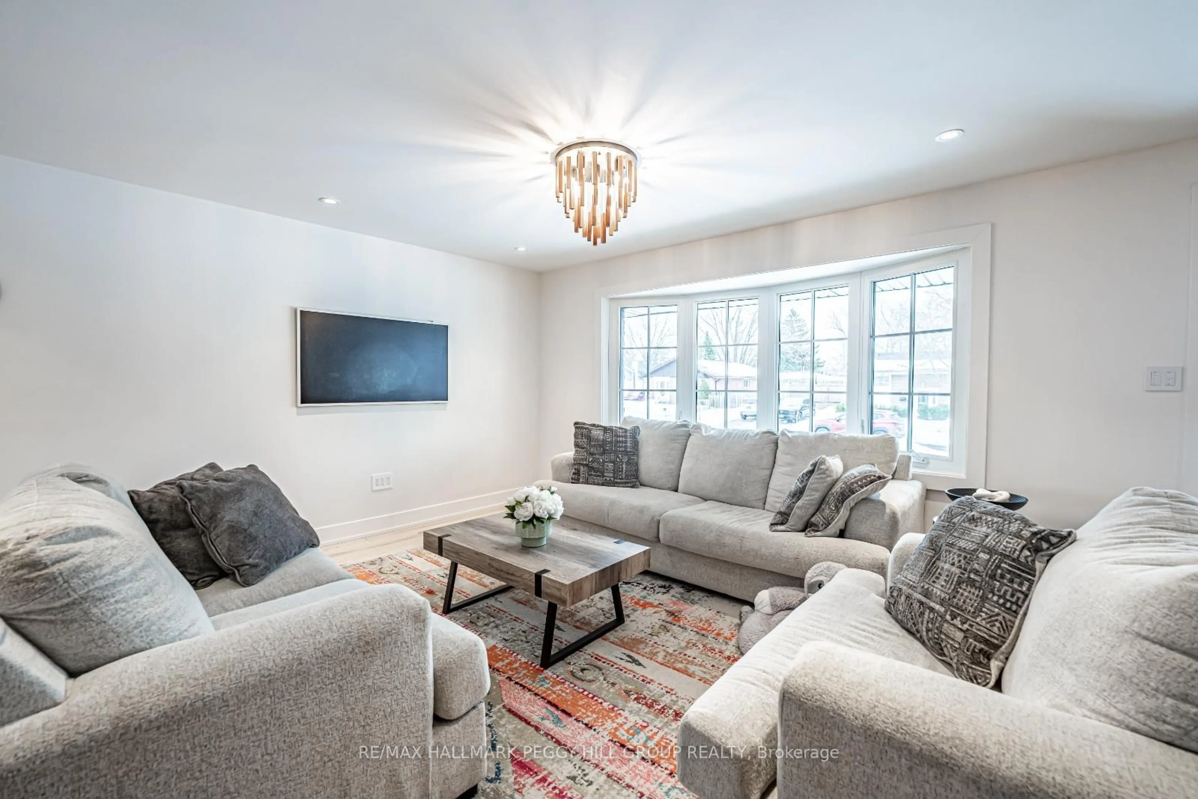 Living room with furniture, unknown for 18 Dickson Rd, Collingwood Ontario L9Y 2X3