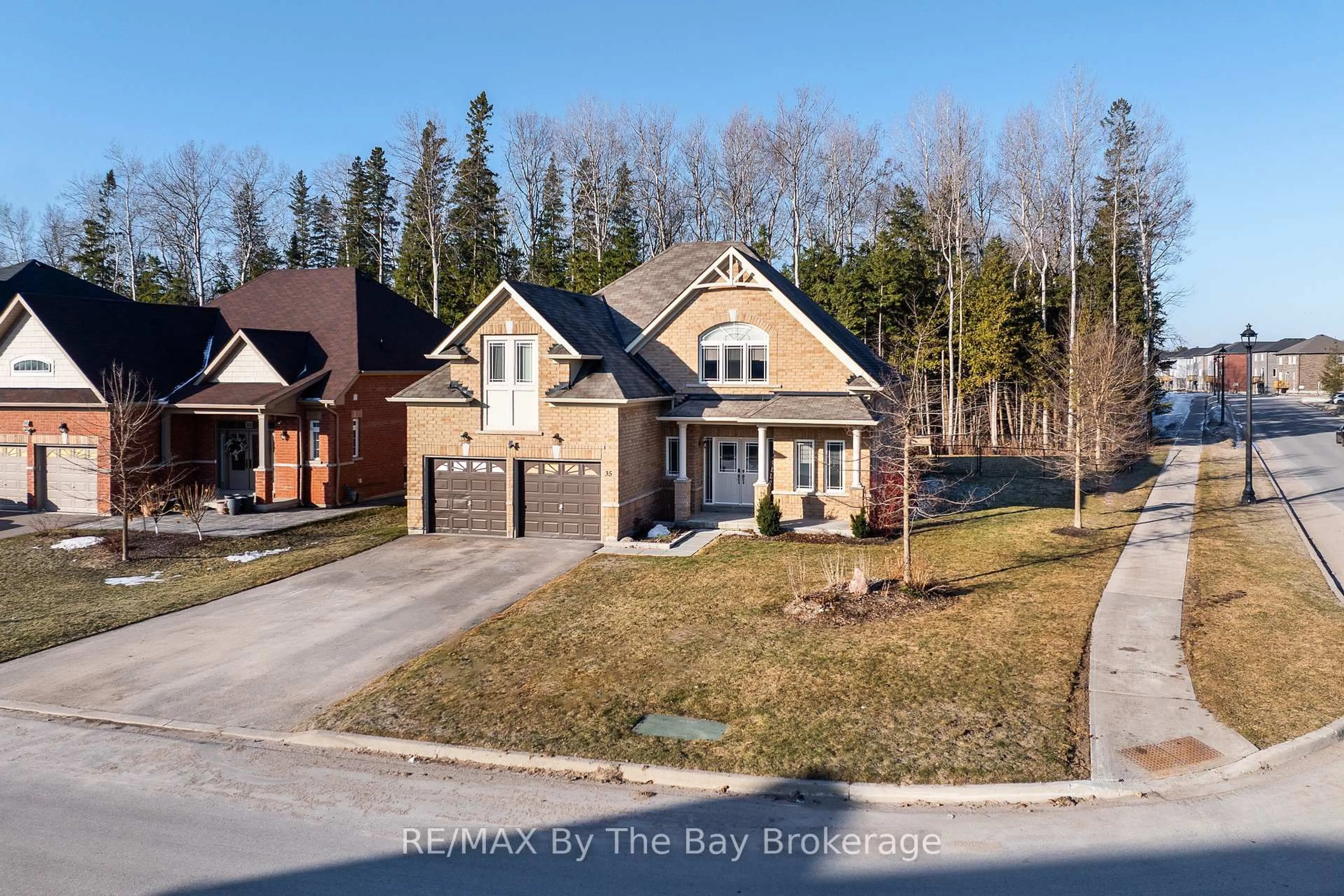 A pic from outside/outdoor area/front of a property/back of a property/a pic from drone, street for 35 Falvo St, Wasaga Beach Ontario L9Z 0G8
