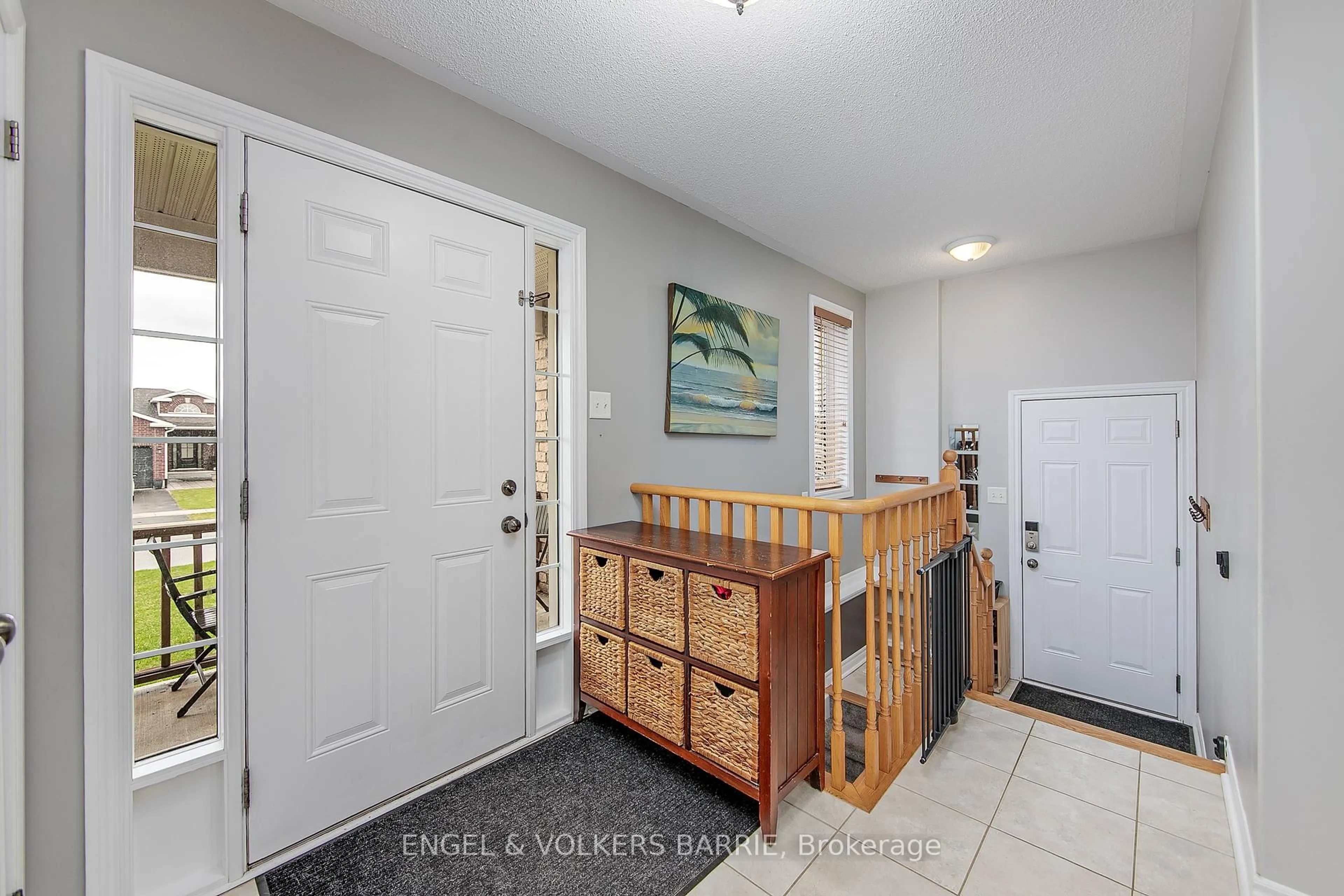 Indoor entryway for 6 Whitfield Cres, Springwater Ontario L0L 1P0