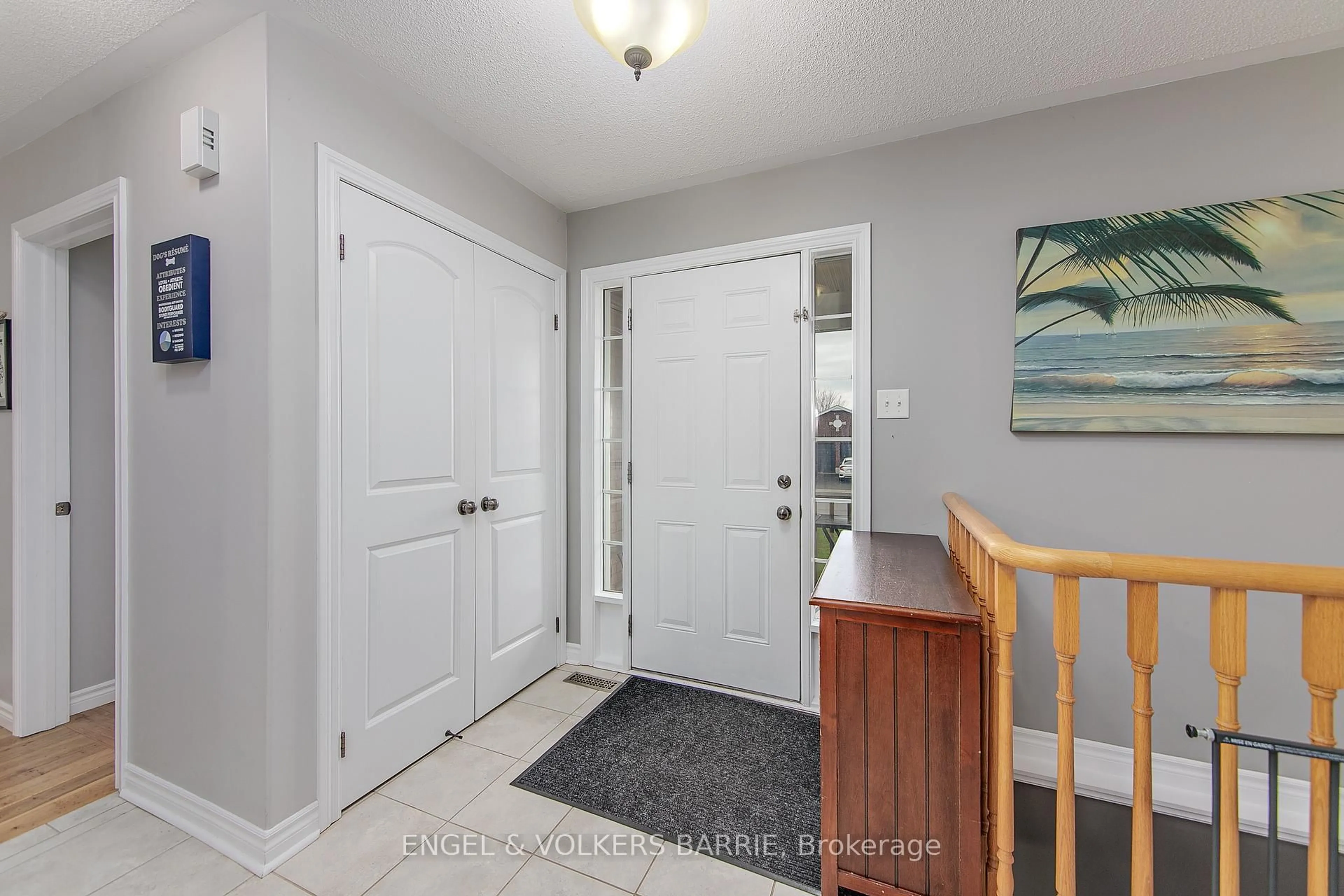 Indoor entryway for 6 Whitfield Cres, Springwater Ontario L0L 1P0