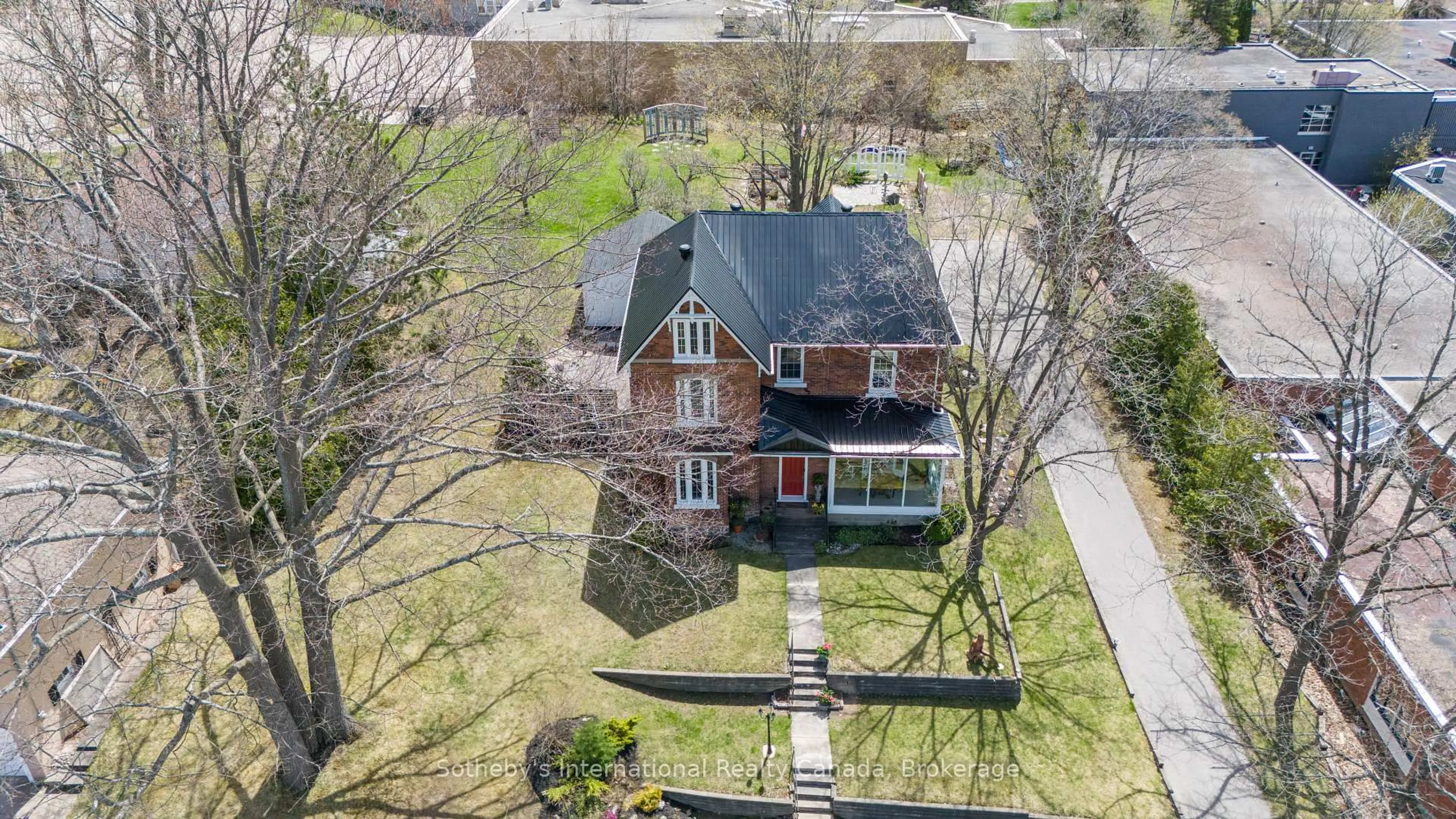 A pic from outside/outdoor area/front of a property/back of a property/a pic from drone, street for 26 Robert St, Penetanguishene Ontario L9M 1K7