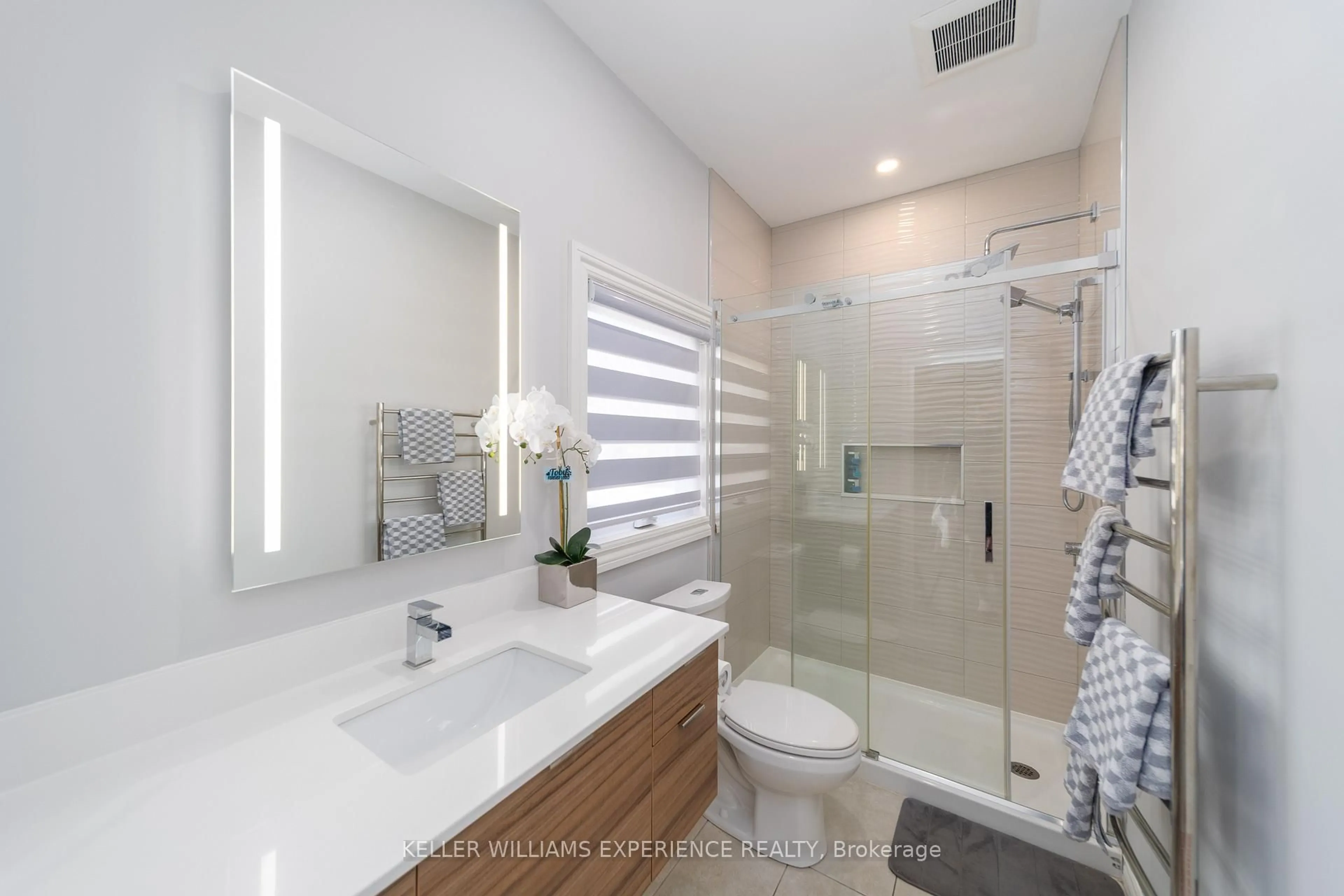 Contemporary bathroom, ceramic/tile floor for 41 THRUSHWOOD Dr, Barrie Ontario L4N 0Z1