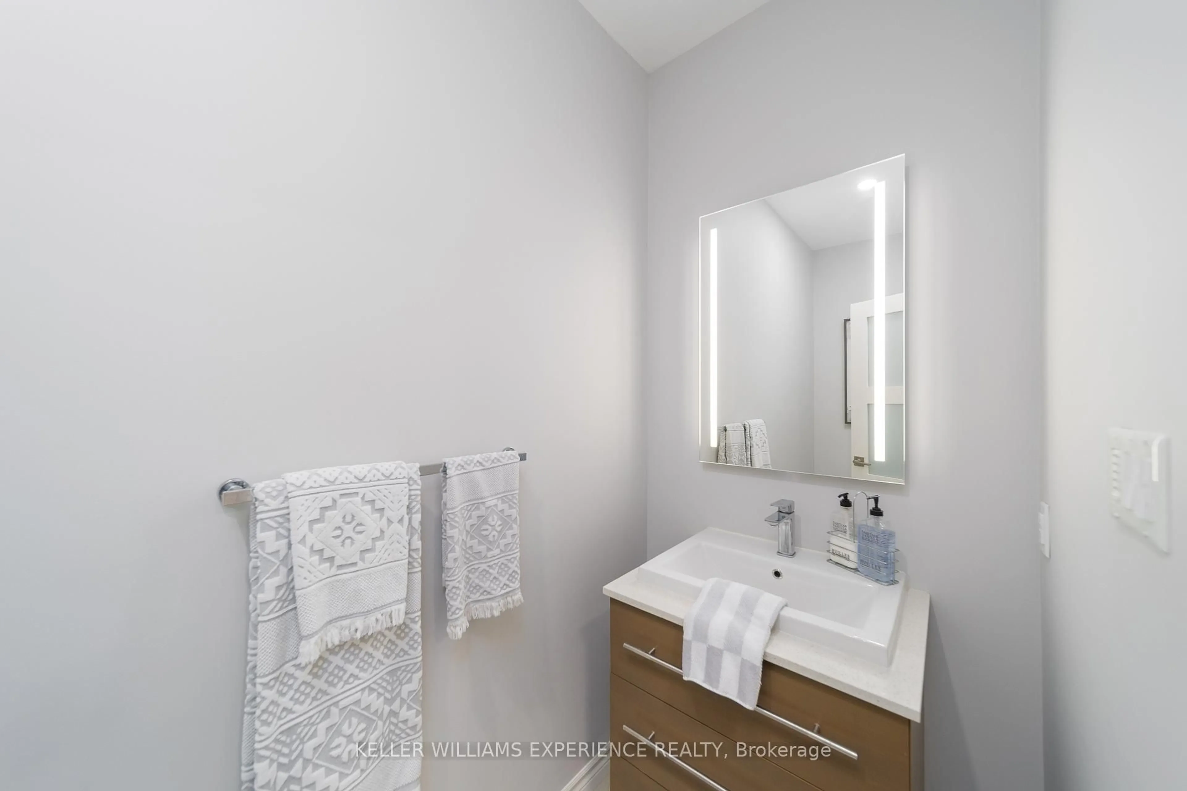 Standard bathroom, unknown for 41 THRUSHWOOD Dr, Barrie Ontario L4N 0Z1