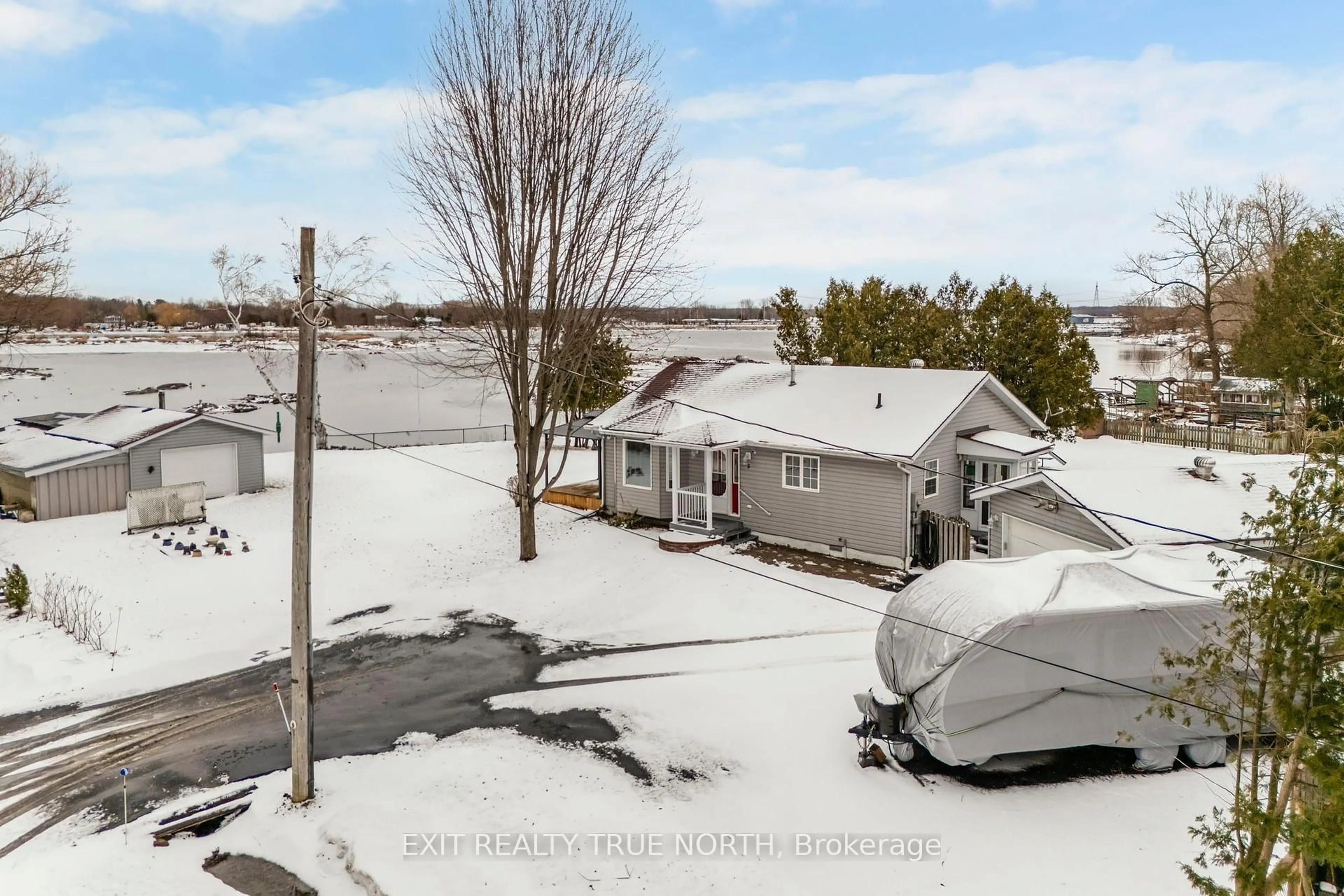 A pic from outside/outdoor area/front of a property/back of a property/a pic from drone, unknown for 5 Hemlock Ave, Tay Ontario L0K 2C0