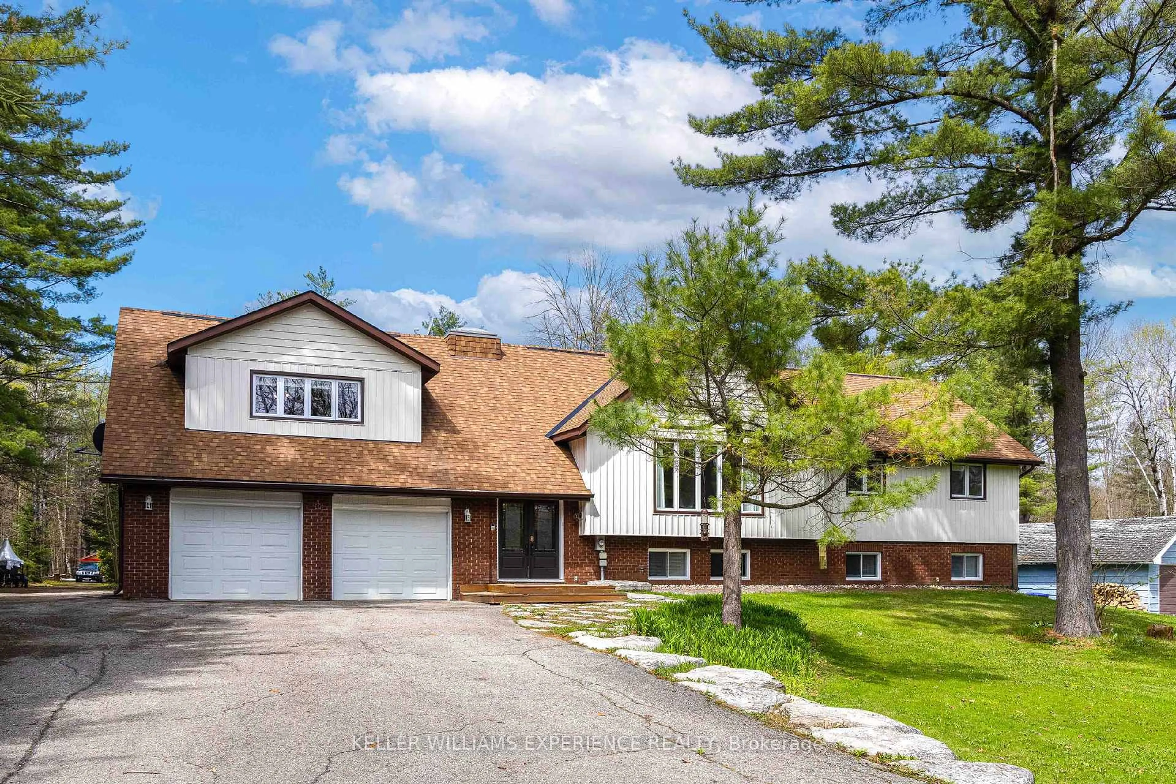 Home with vinyl exterior material, street for 1936 PENINSULA POINT Rd, Severn Ontario P0E 1N0