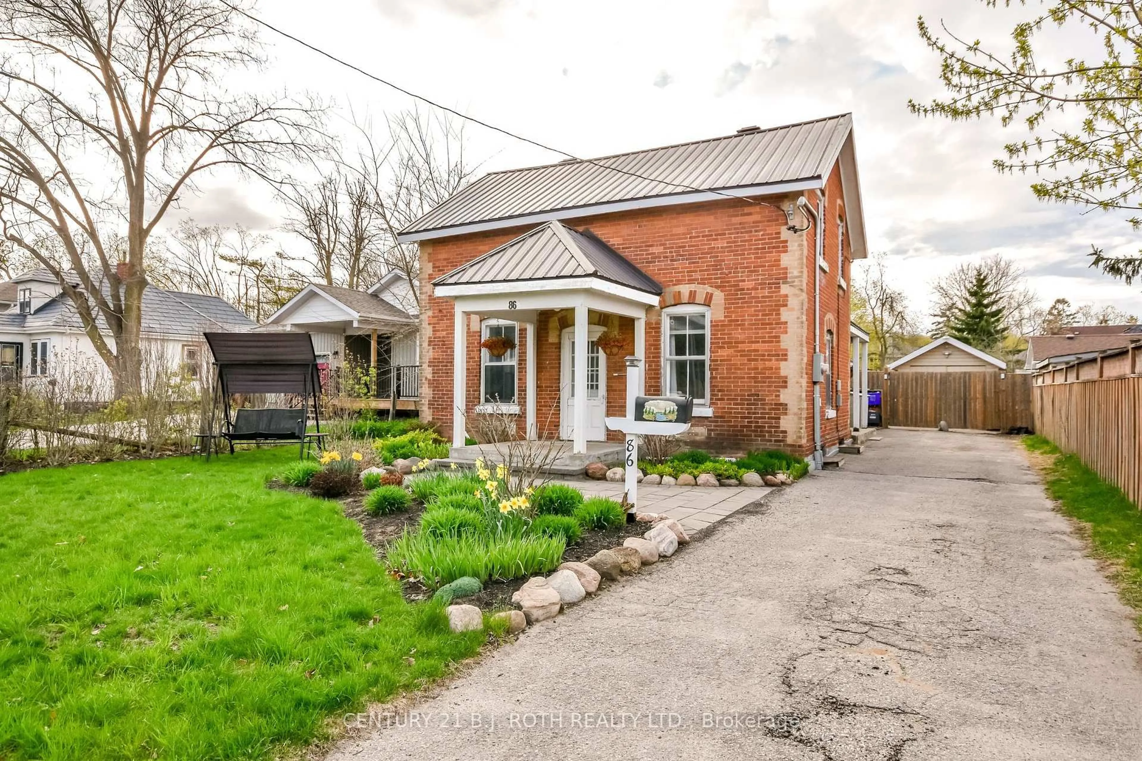 Home with brick exterior material, street for 86 Henry St, Barrie Ontario L4N 1C8
