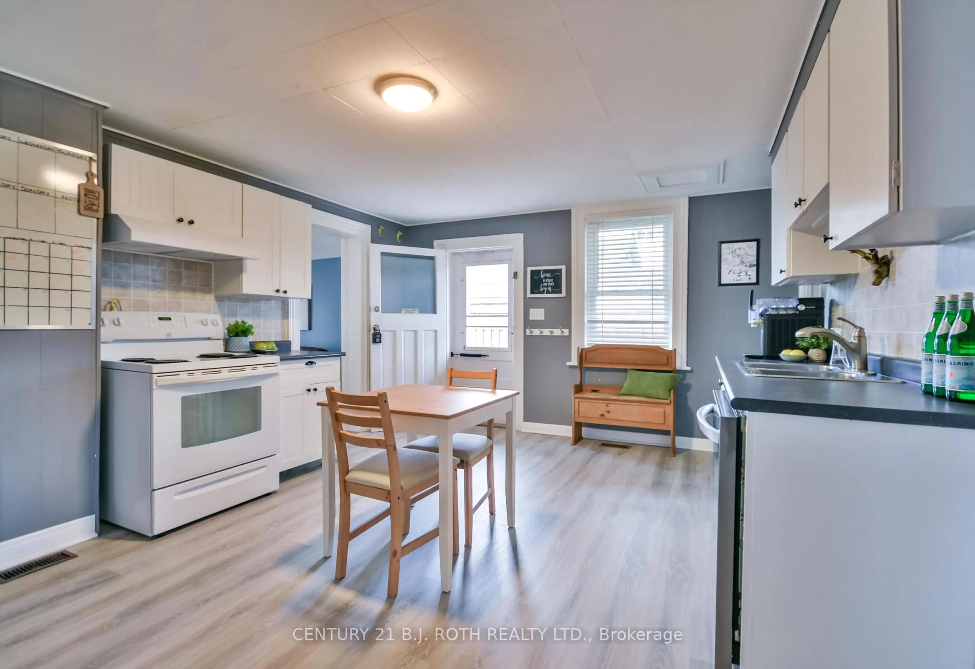 Standard kitchen, wood/laminate floor for 86 Henry St, Barrie Ontario L4N 1C8