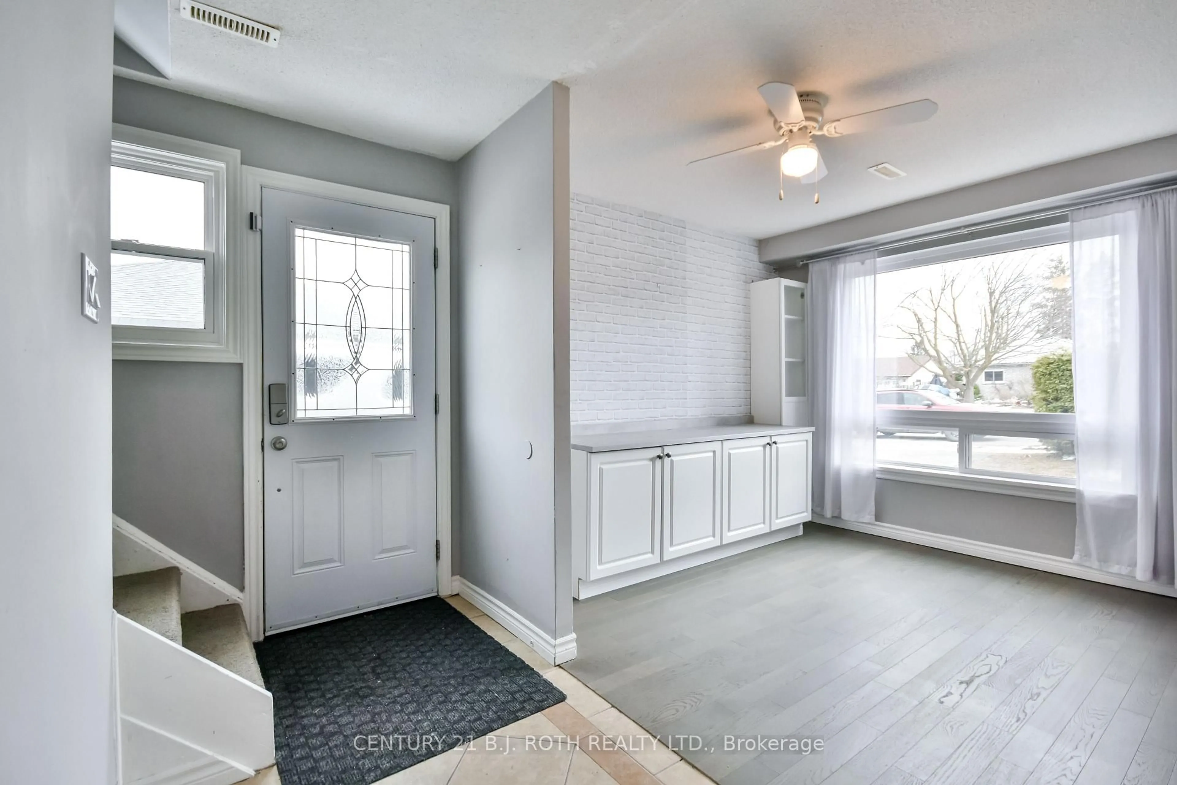 Indoor entryway for 247 Letitia St, Barrie Ontario L4N 4Y7