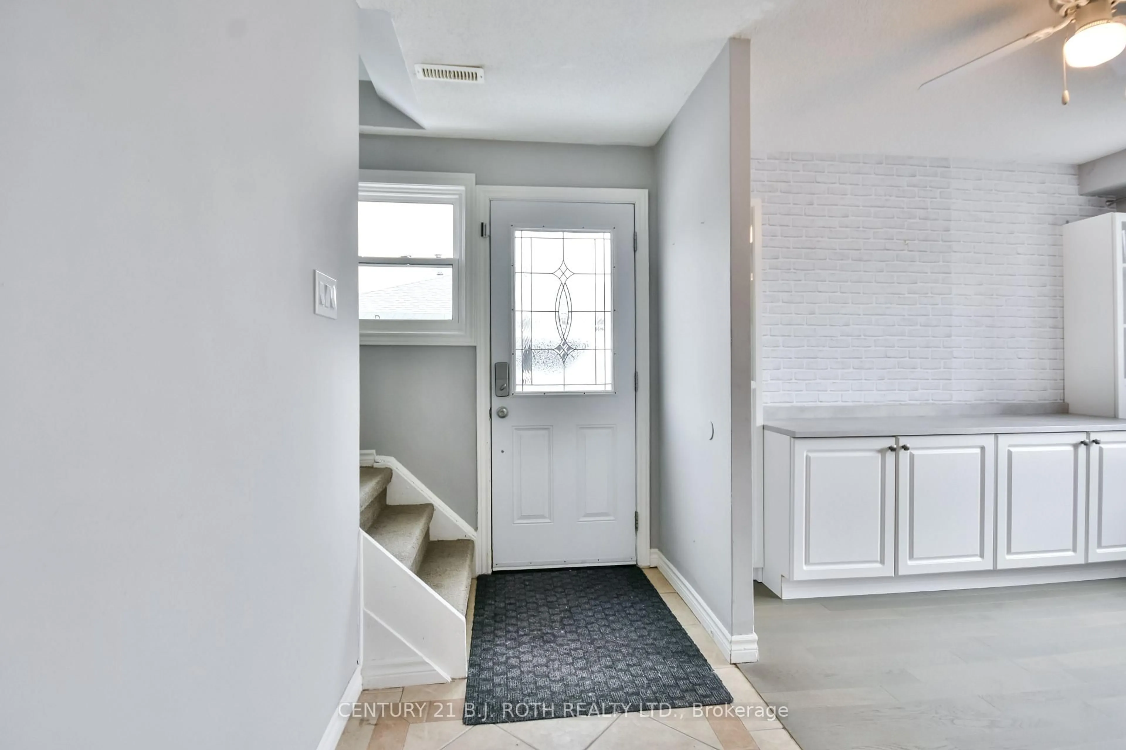 Indoor entryway for 247 Letitia St, Barrie Ontario L4N 4Y7