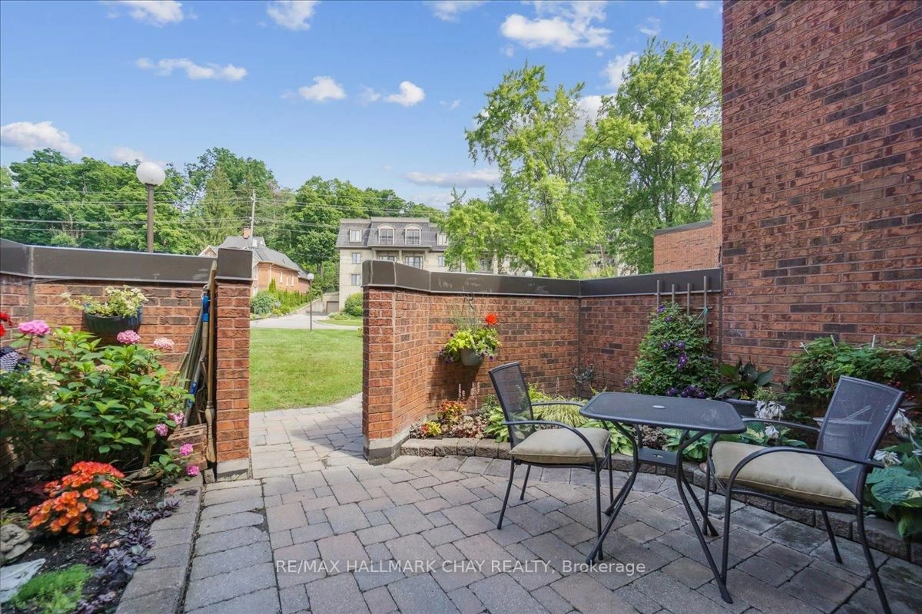 Patio, street for 195 Collier St, Barrie Ontario L4M 5L5