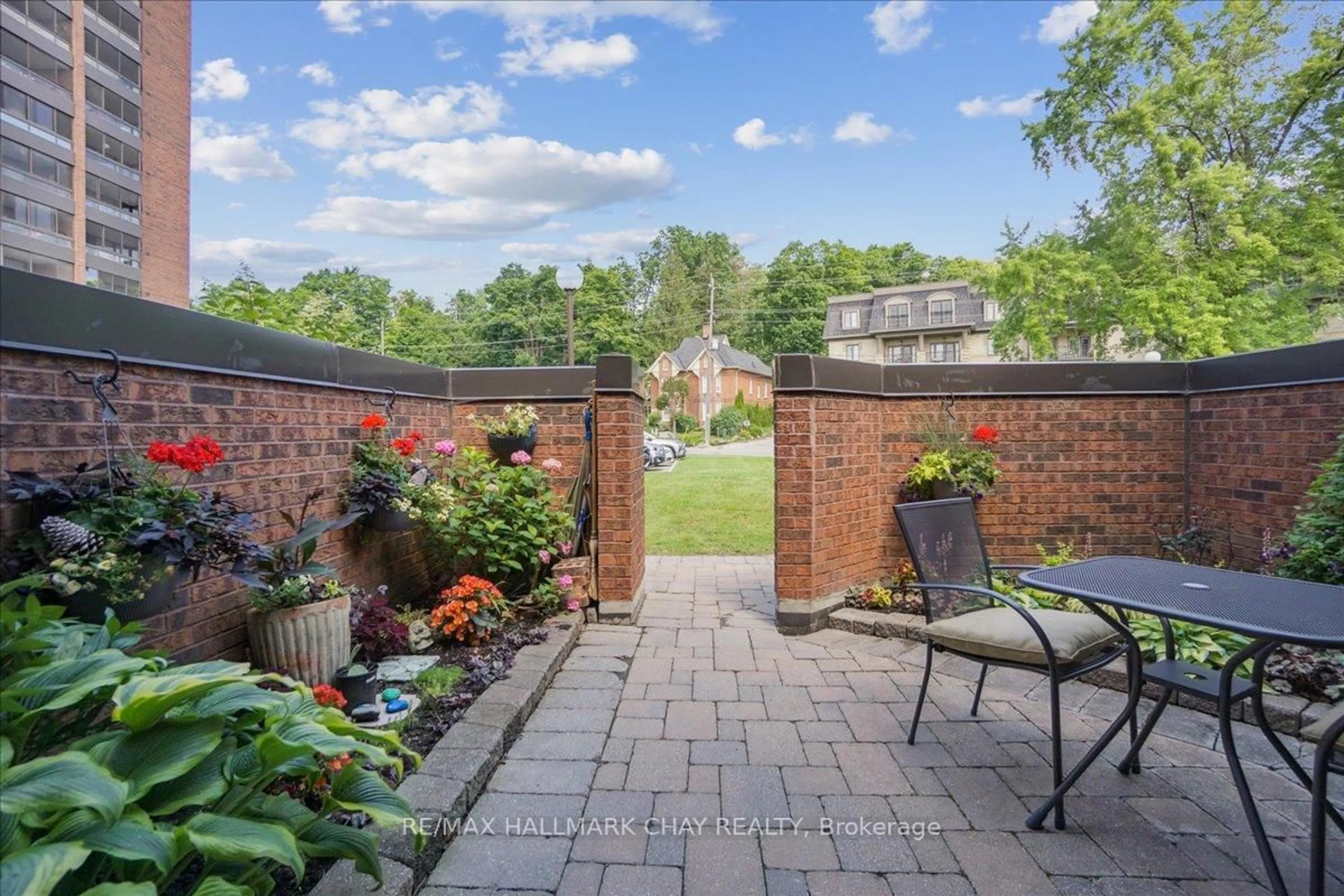 Patio, unknown for 195 Collier St, Barrie Ontario L4M 5L5