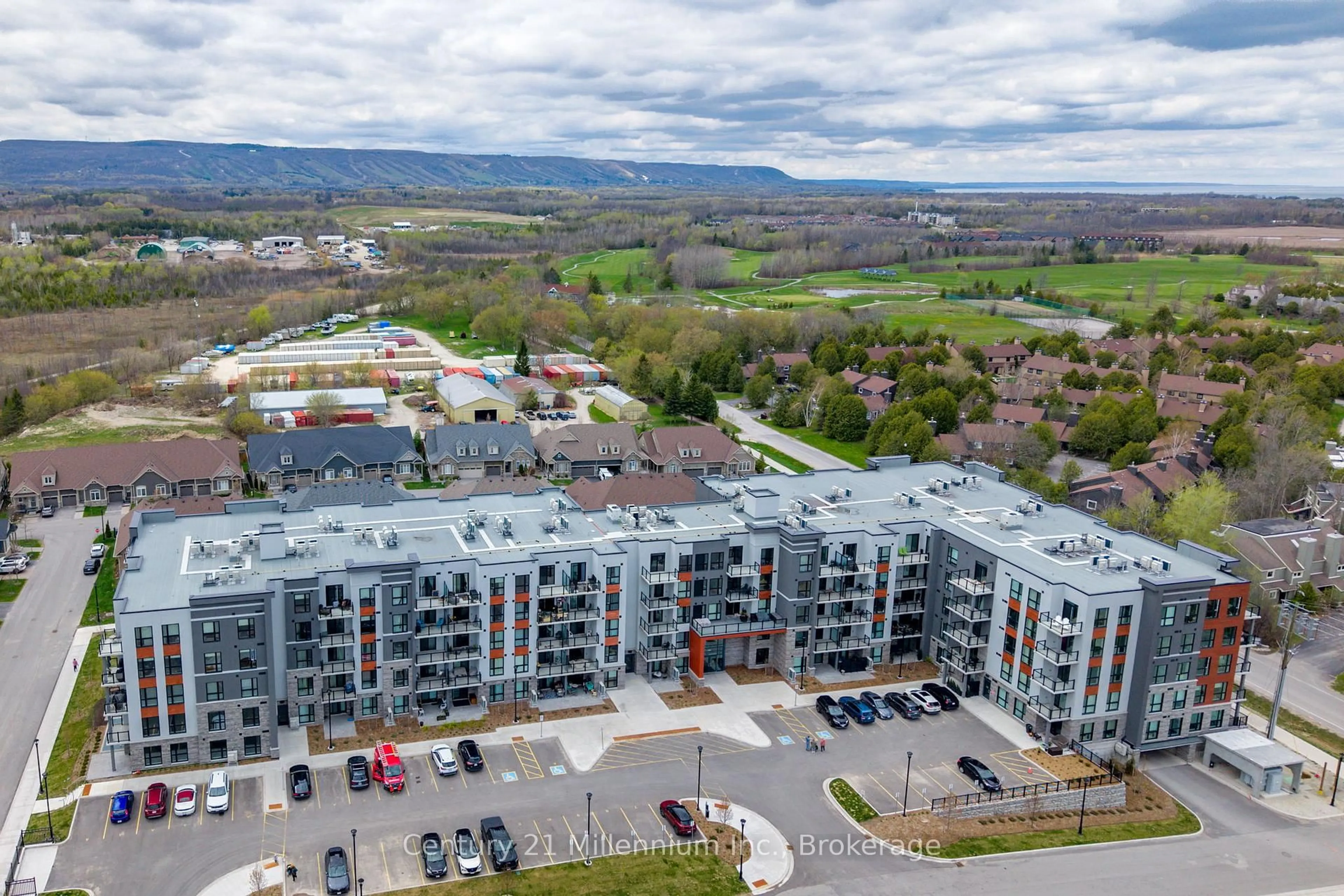 A pic from outside/outdoor area/front of a property/back of a property/a pic from drone, mountain view for 4 Kimberly Lane #328, Collingwood Ontario L9Y 5T6