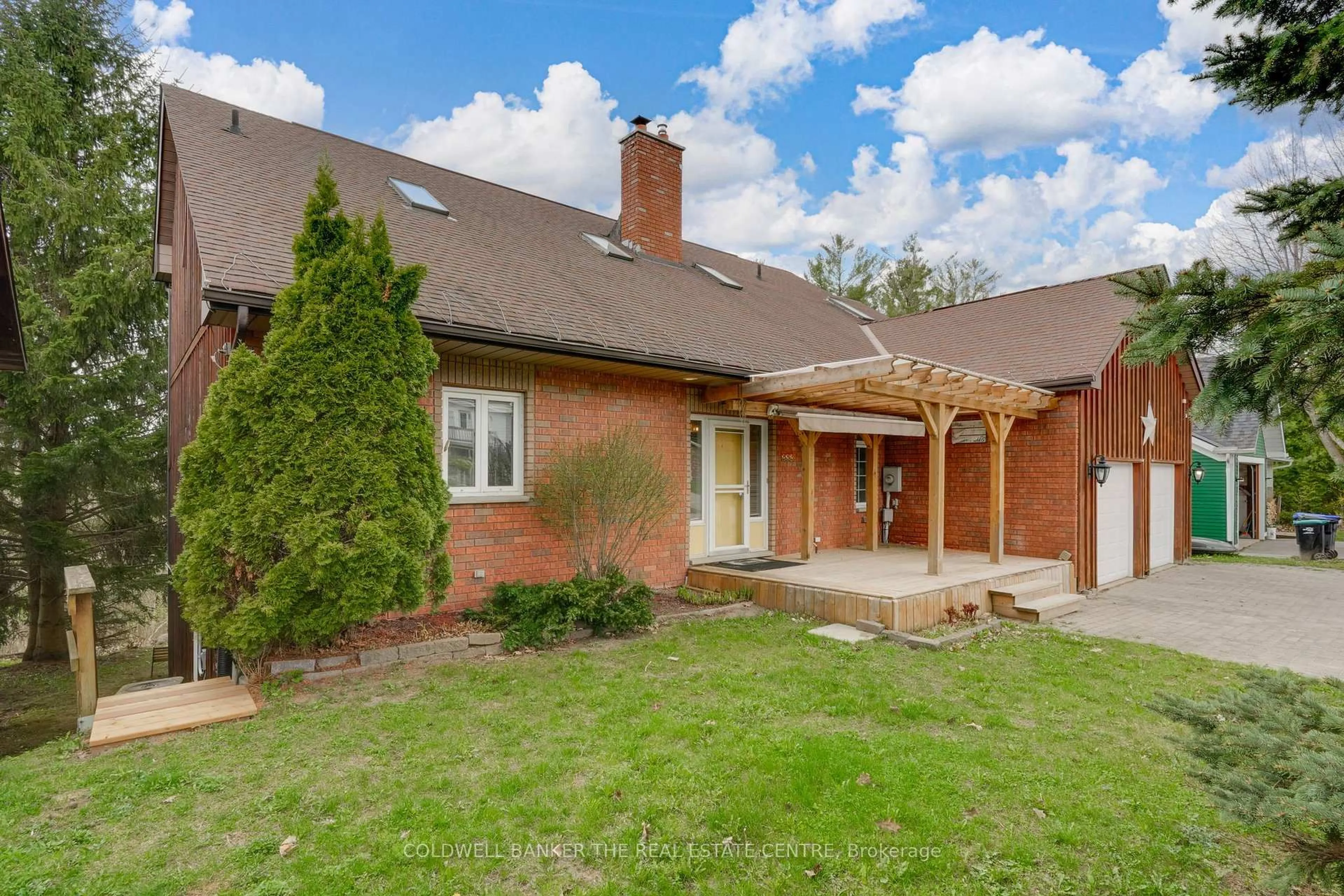 Home with brick exterior material, building for 232 Church St, Penetanguishene Ontario L9M 1G6