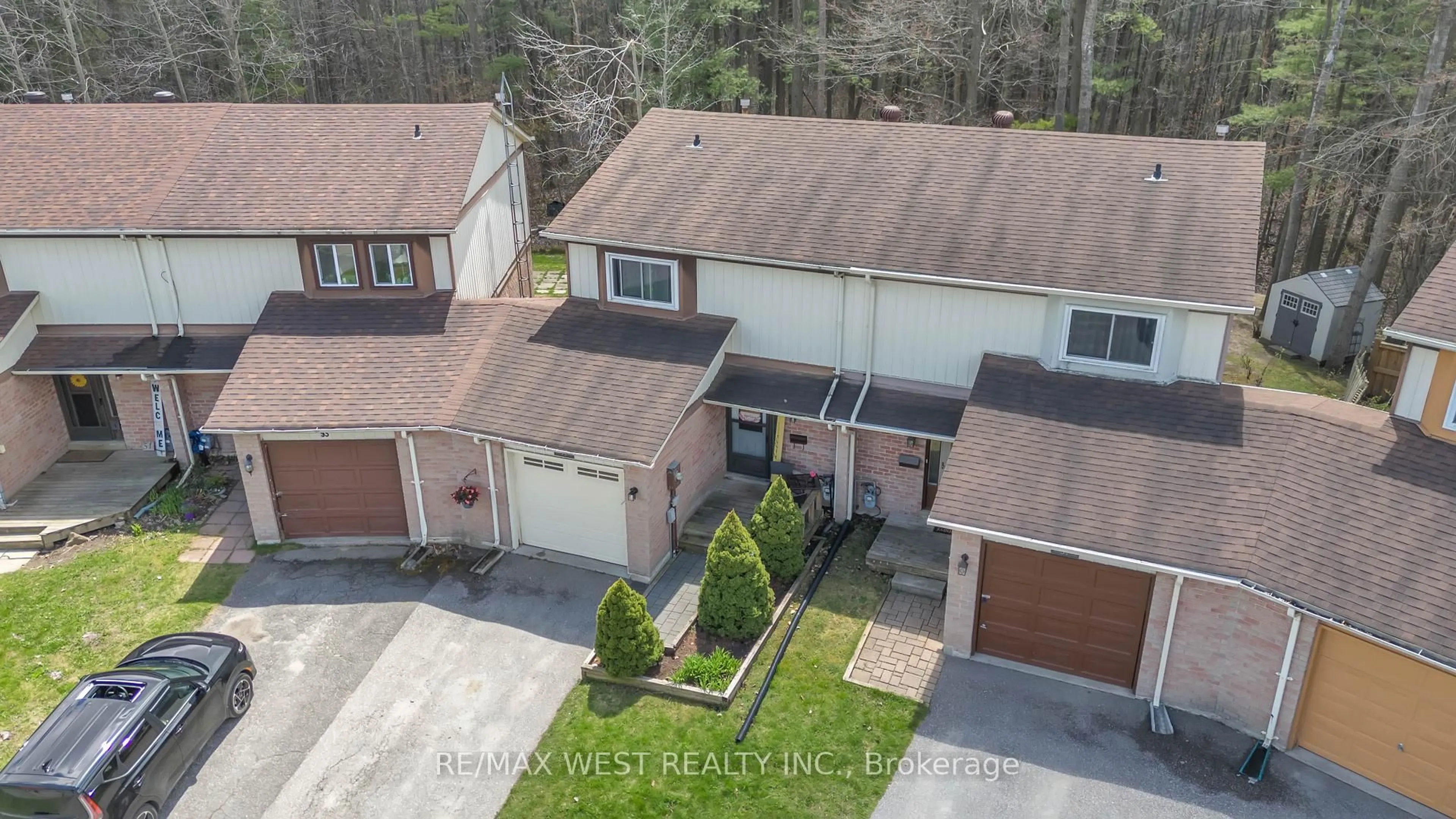 A pic from outside/outdoor area/front of a property/back of a property/a pic from drone, street for 55 Burns Circ, Barrie Ontario L4N 5J8