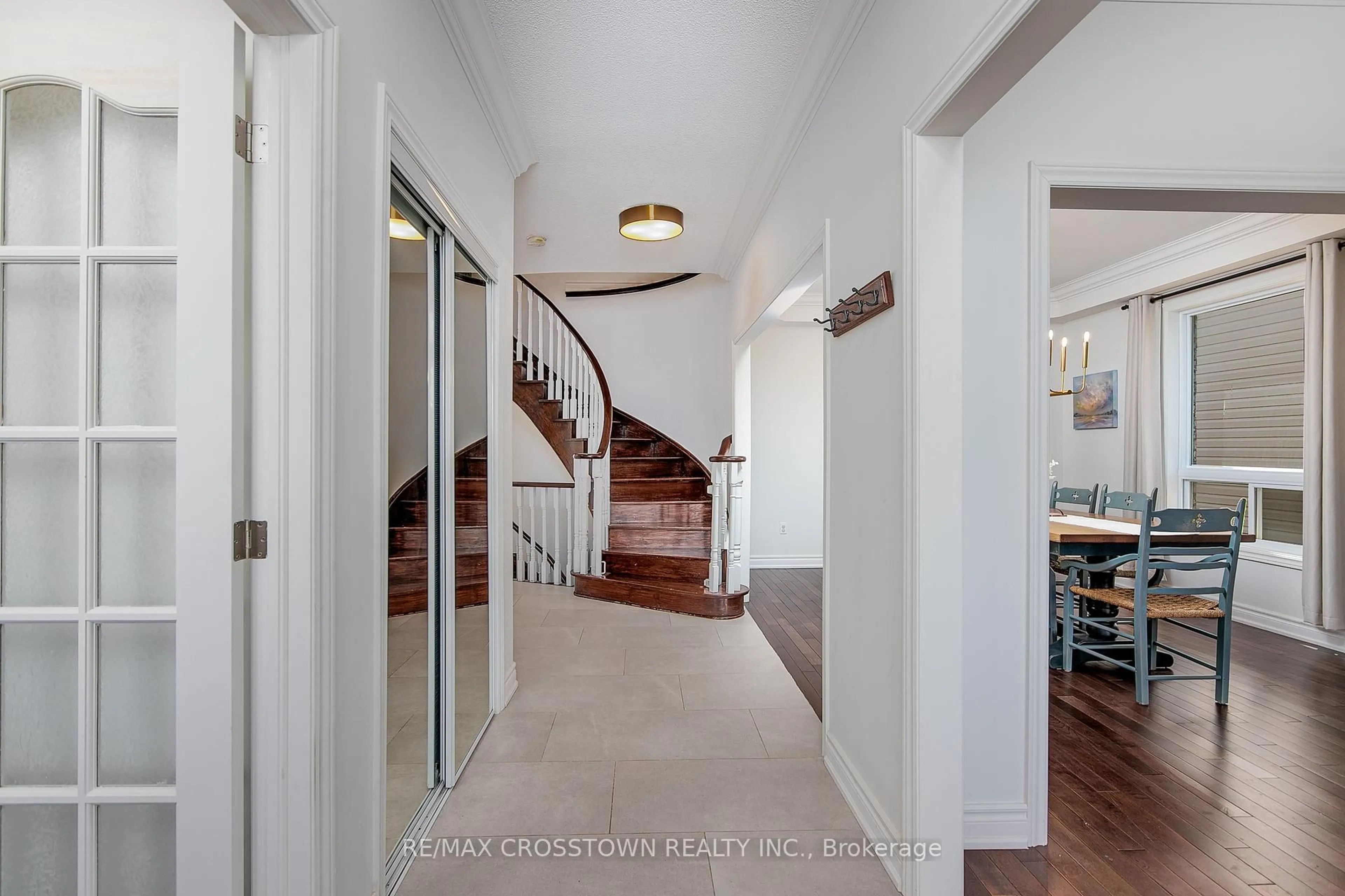 Indoor foyer for 108 Succession Cres, Barrie Ontario L4M 7G6