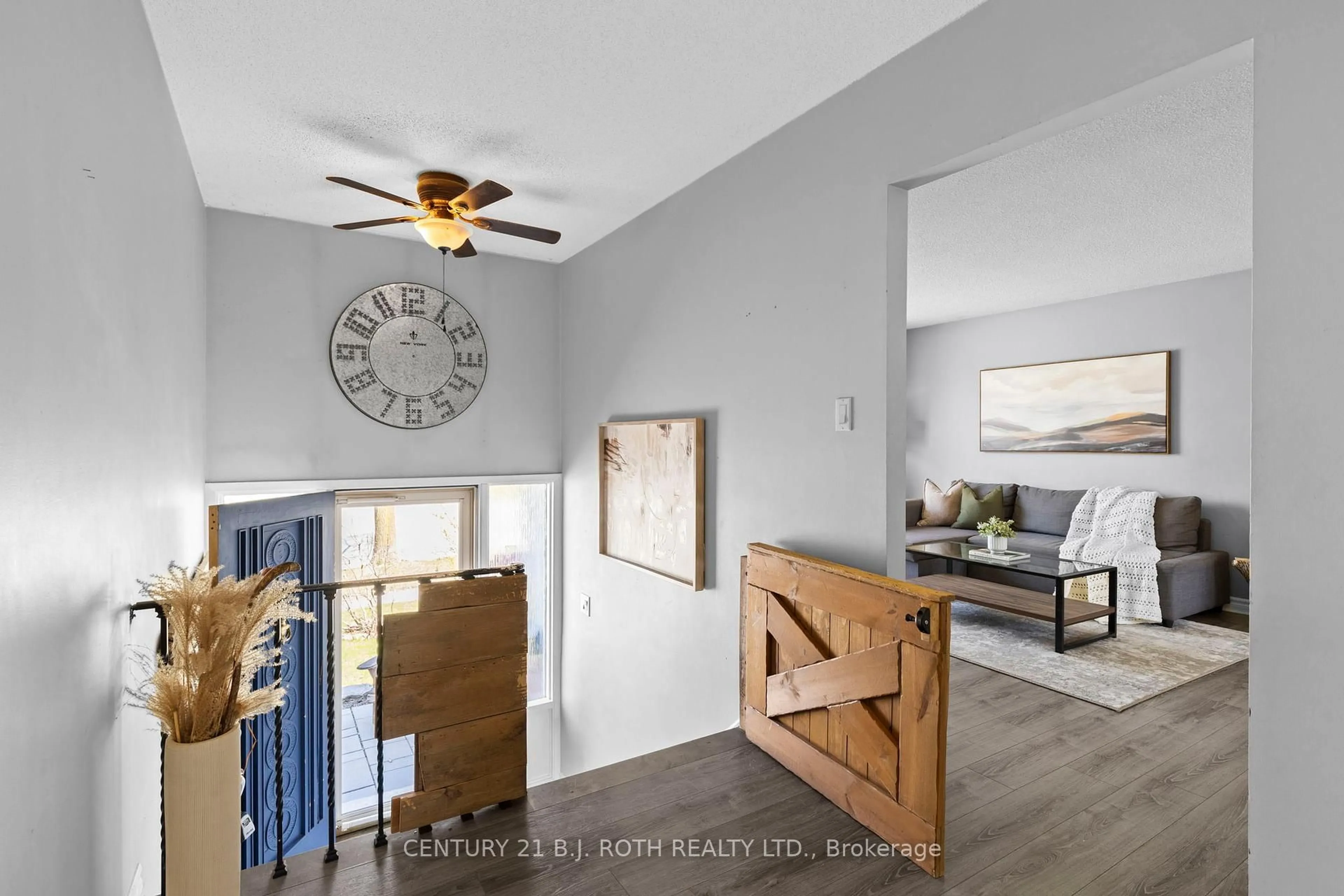 Indoor entryway for 117 SPRINGDALE Dr, Barrie Ontario L4M 4Y1