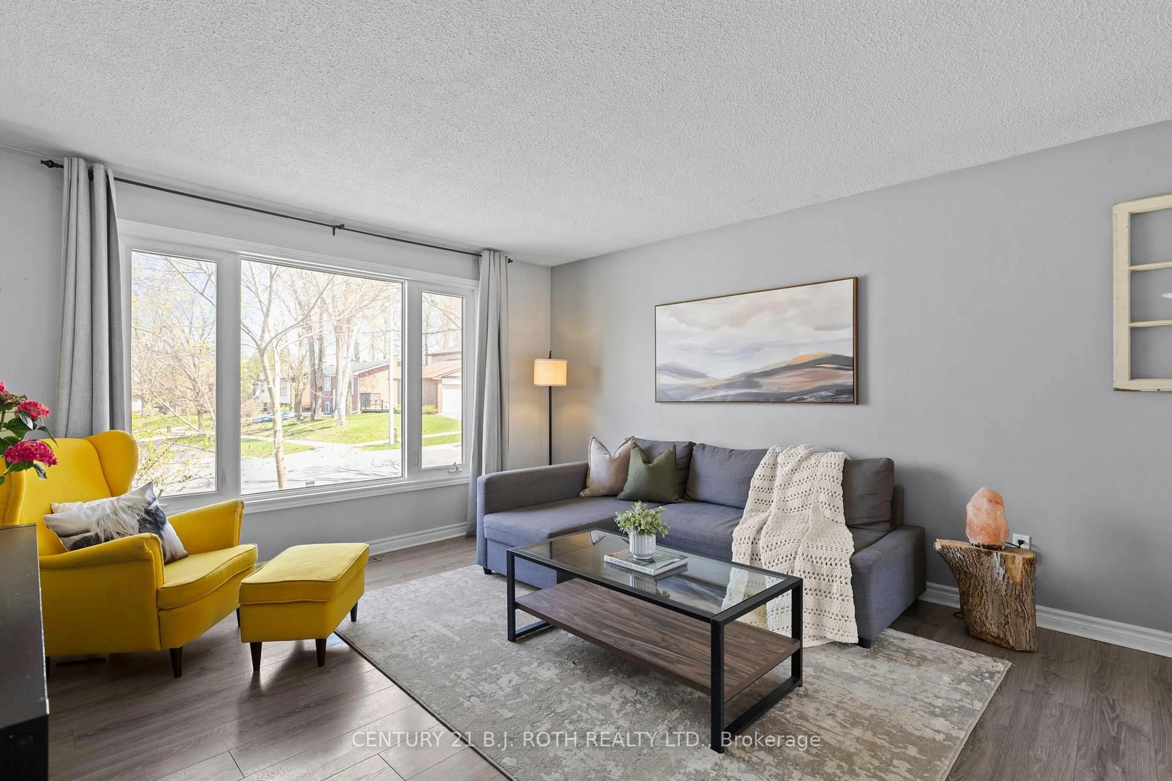 Living room with furniture, unknown for 117 SPRINGDALE Dr, Barrie Ontario L4M 4Y1