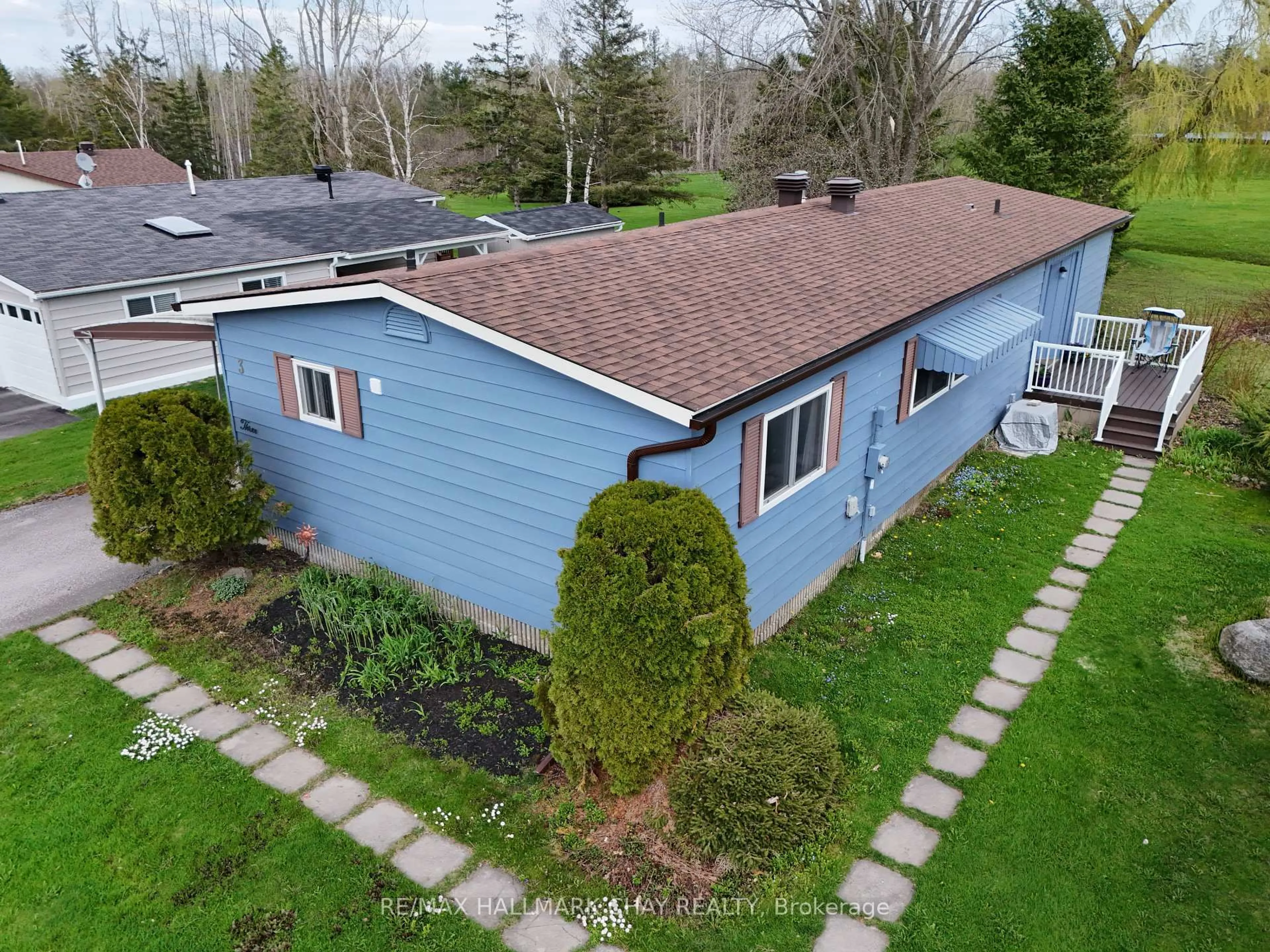 A pic from outside/outdoor area/front of a property/back of a property/a pic from drone, street for 3 Tamarack Dr, Oro-Medonte Ontario L0L 1T0
