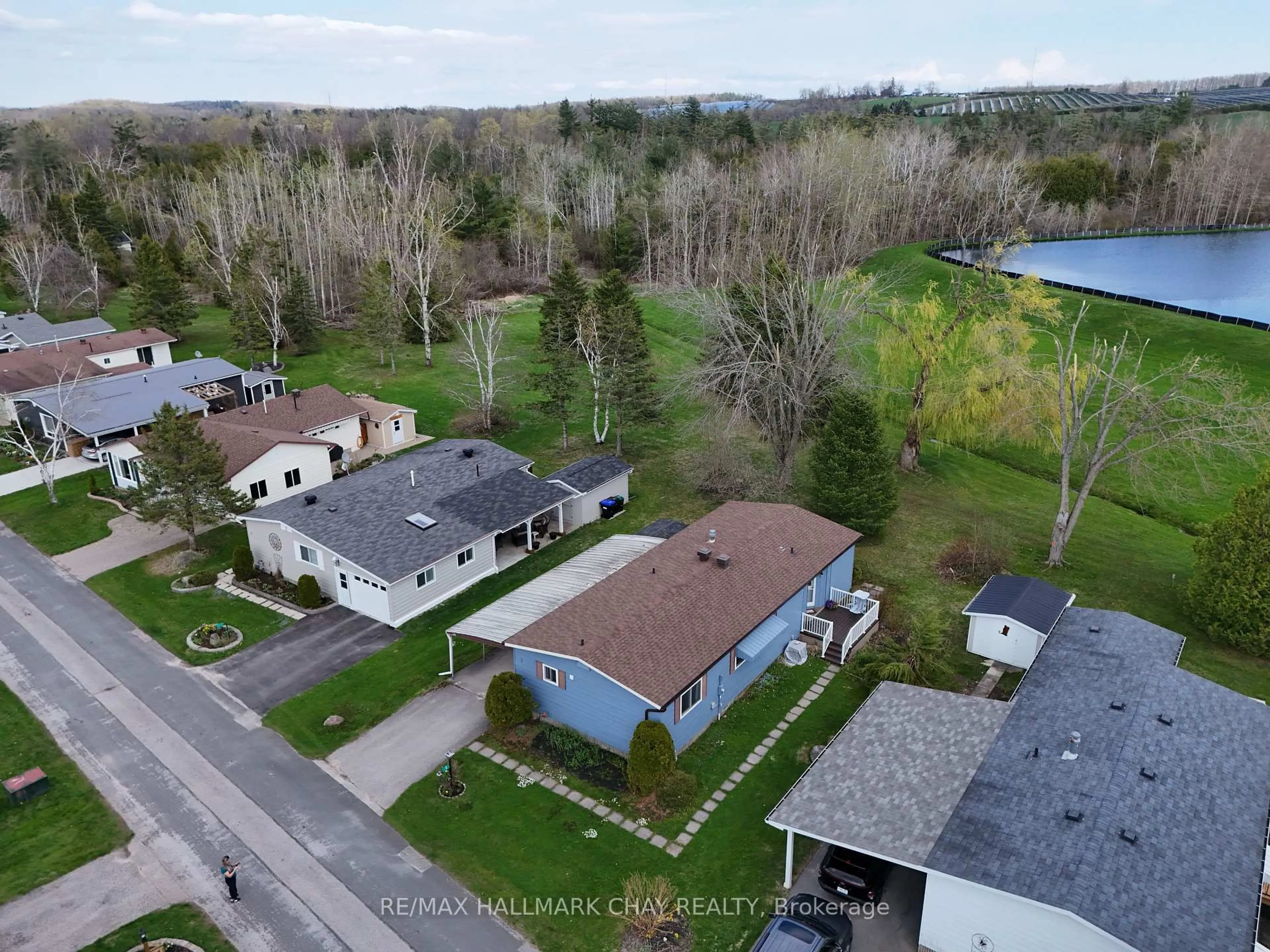 A pic from outside/outdoor area/front of a property/back of a property/a pic from drone, unknown for 3 Tamarack Dr, Oro-Medonte Ontario L0L 1T0
