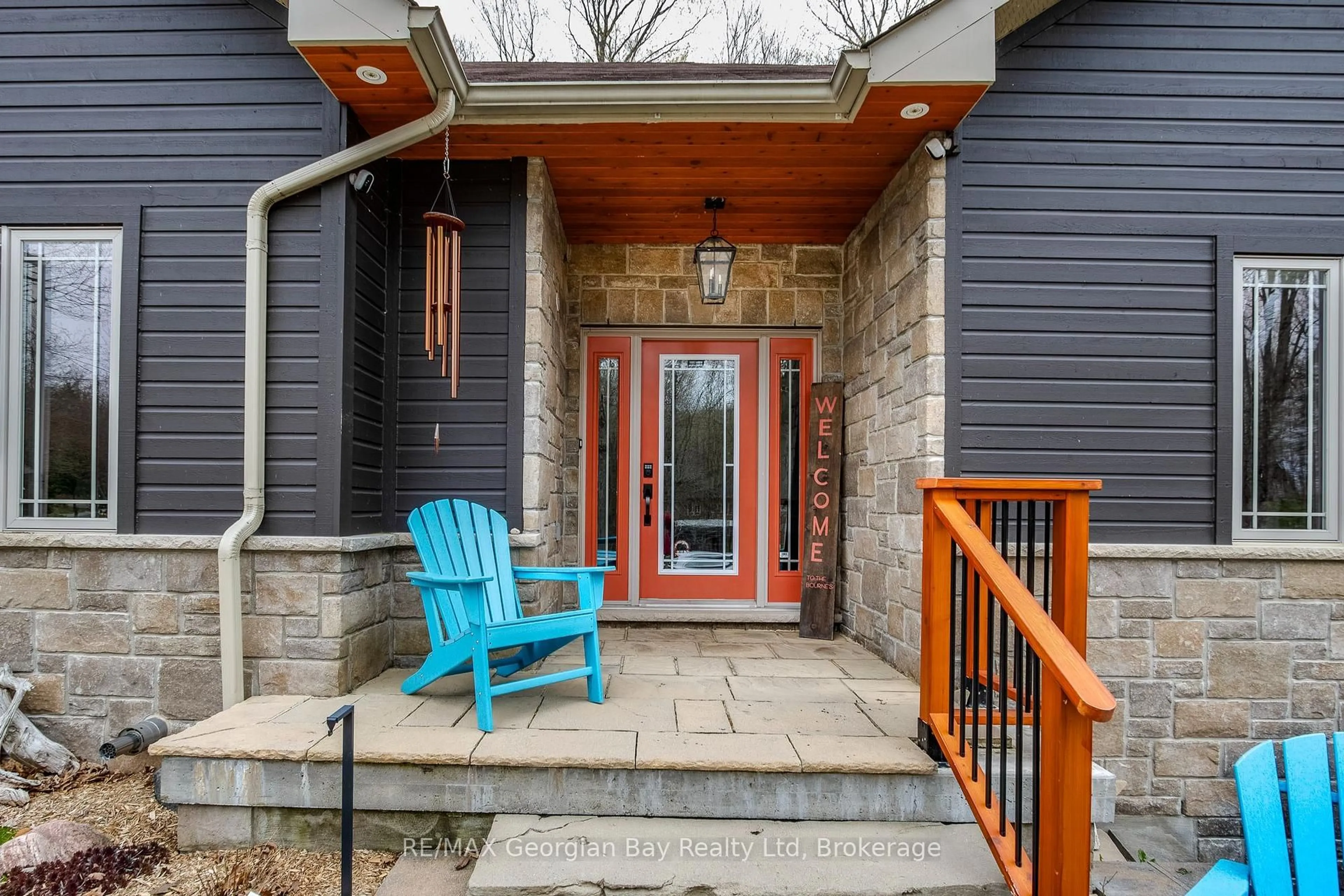 Indoor entryway for 1 Beau Rivage Ave, Tiny Ontario L9M 0H5