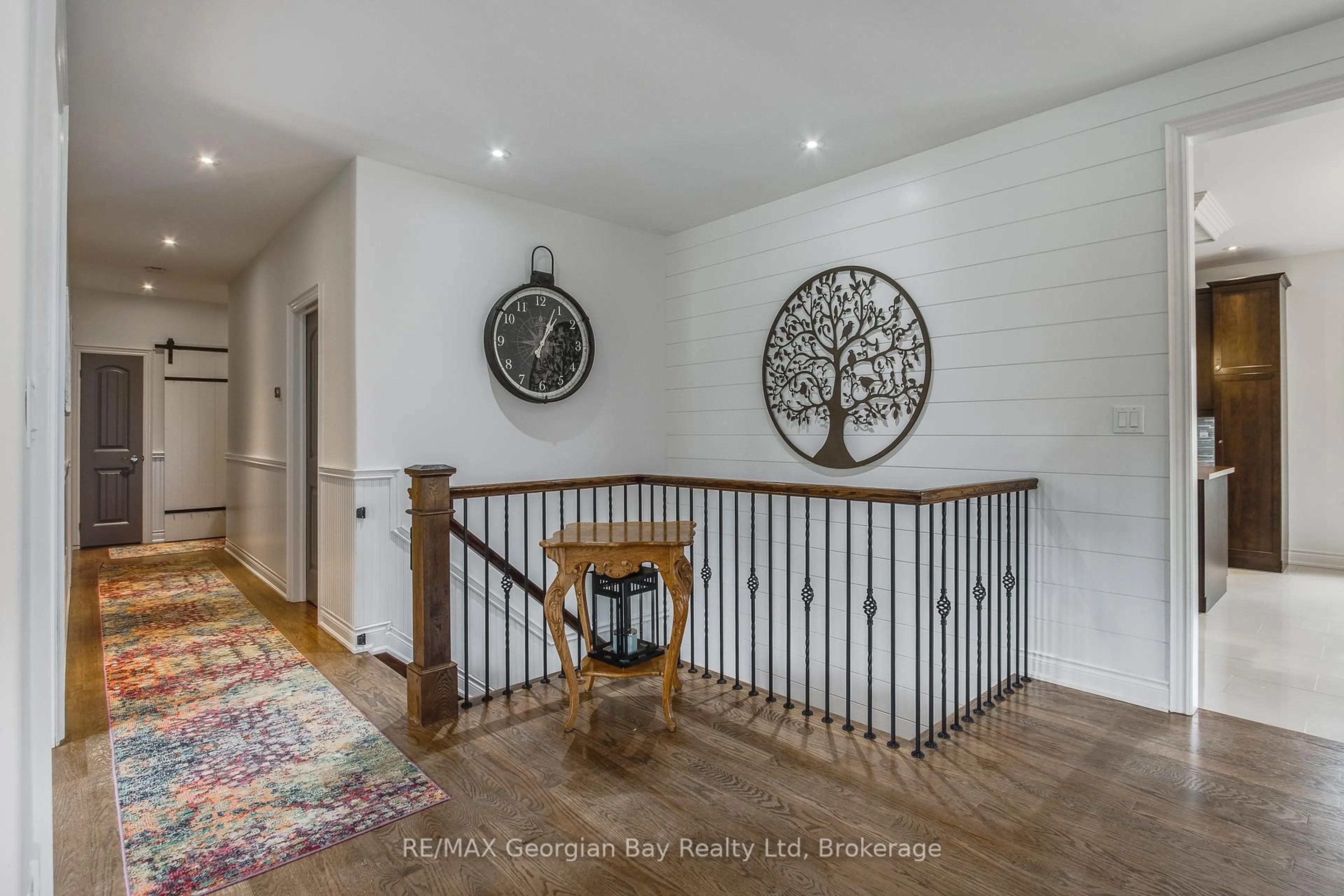 Indoor entryway for 1 Beau Rivage Ave, Tiny Ontario L9M 0H5