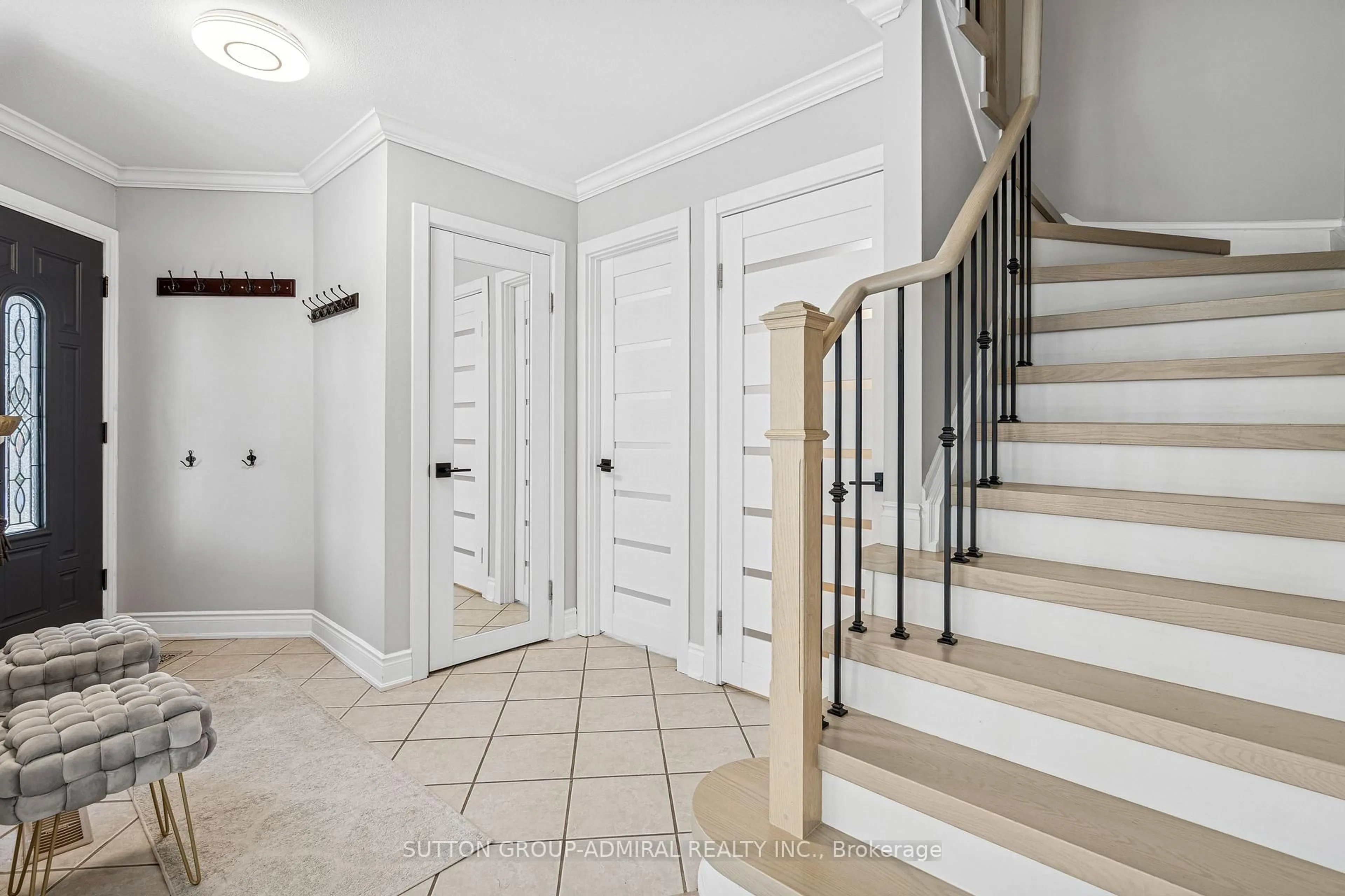 Indoor entryway for 39 CHURCHLAND Dr, Barrie Ontario L4N 8P9