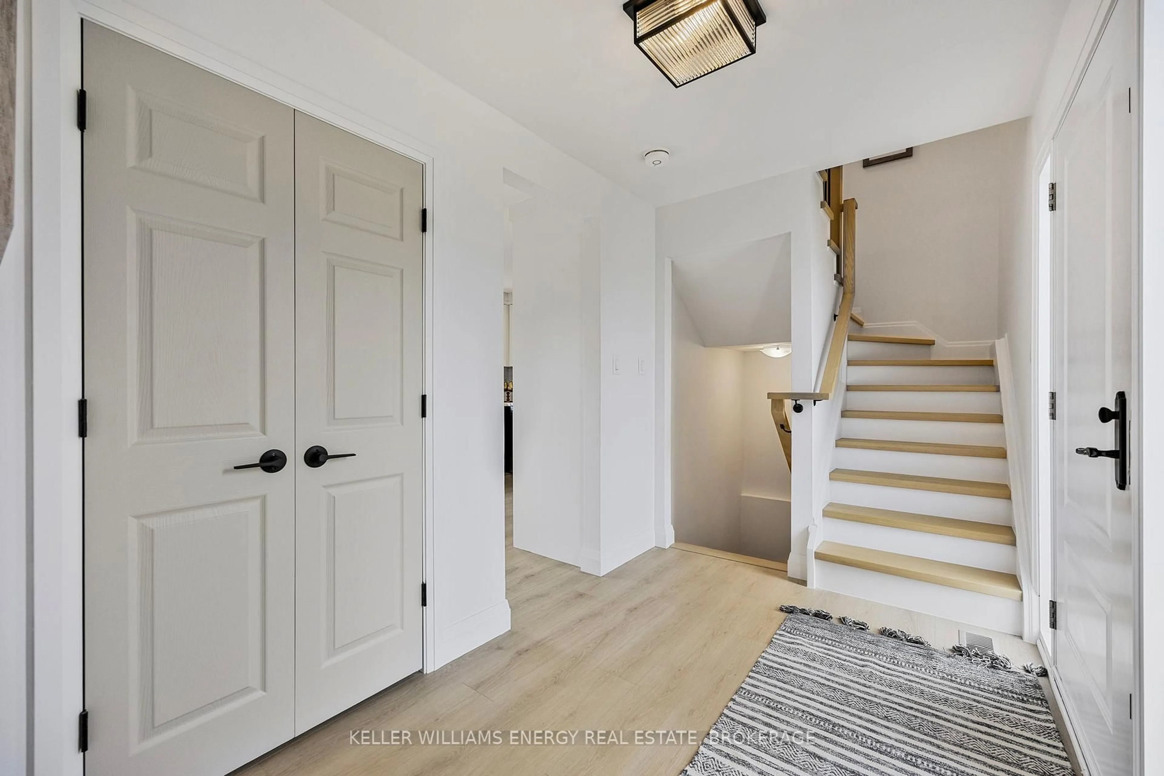 Indoor entryway for 8 Heath St, Barrie Ontario L4M 3J9