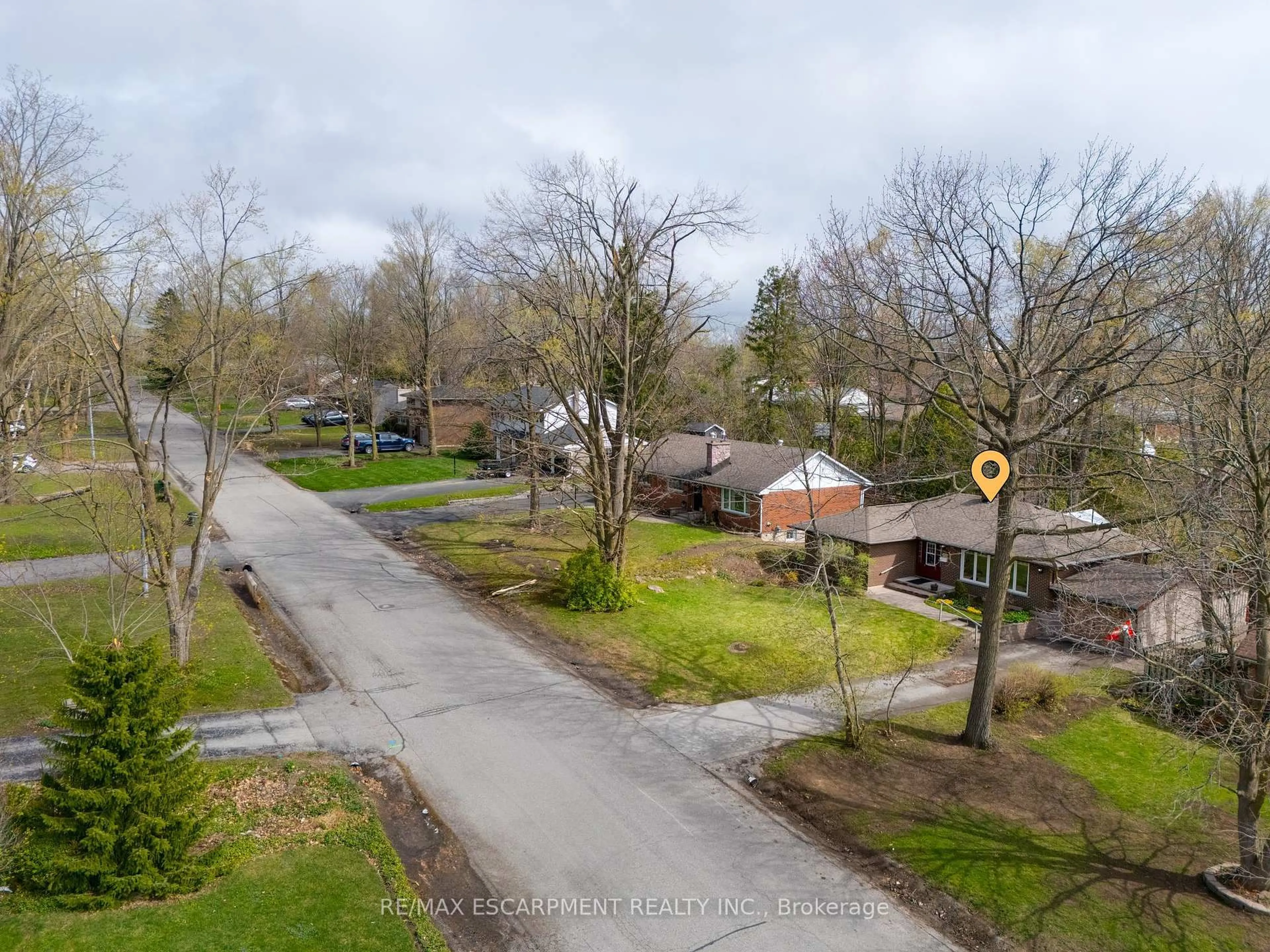 A pic from outside/outdoor area/front of a property/back of a property/a pic from drone, street for 182 LAWRENCE Ave, Orillia Ontario L3V 5M1