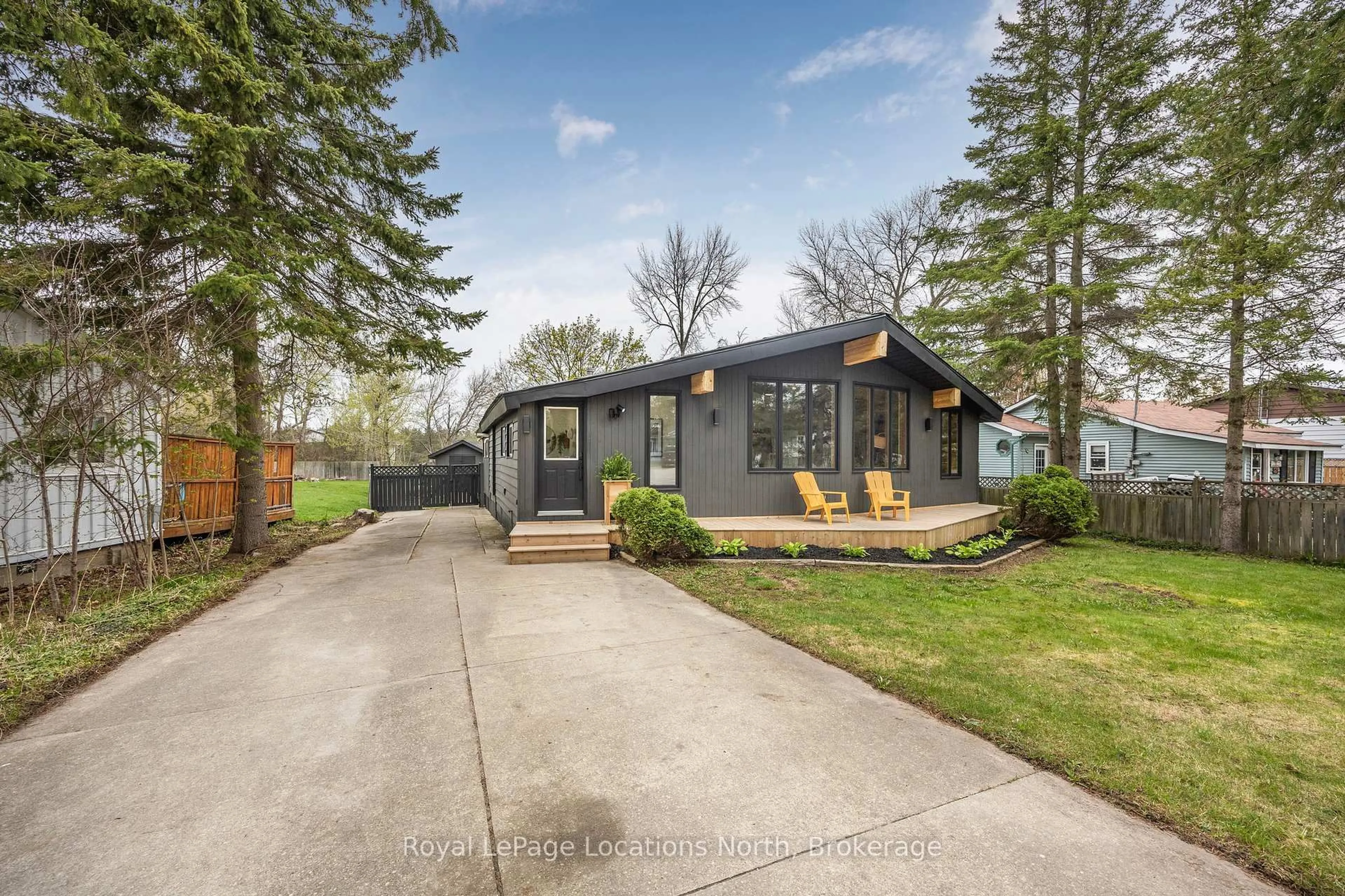 Home with vinyl exterior material, street for 25 Broadview St, Collingwood Ontario L9Y 3Z1
