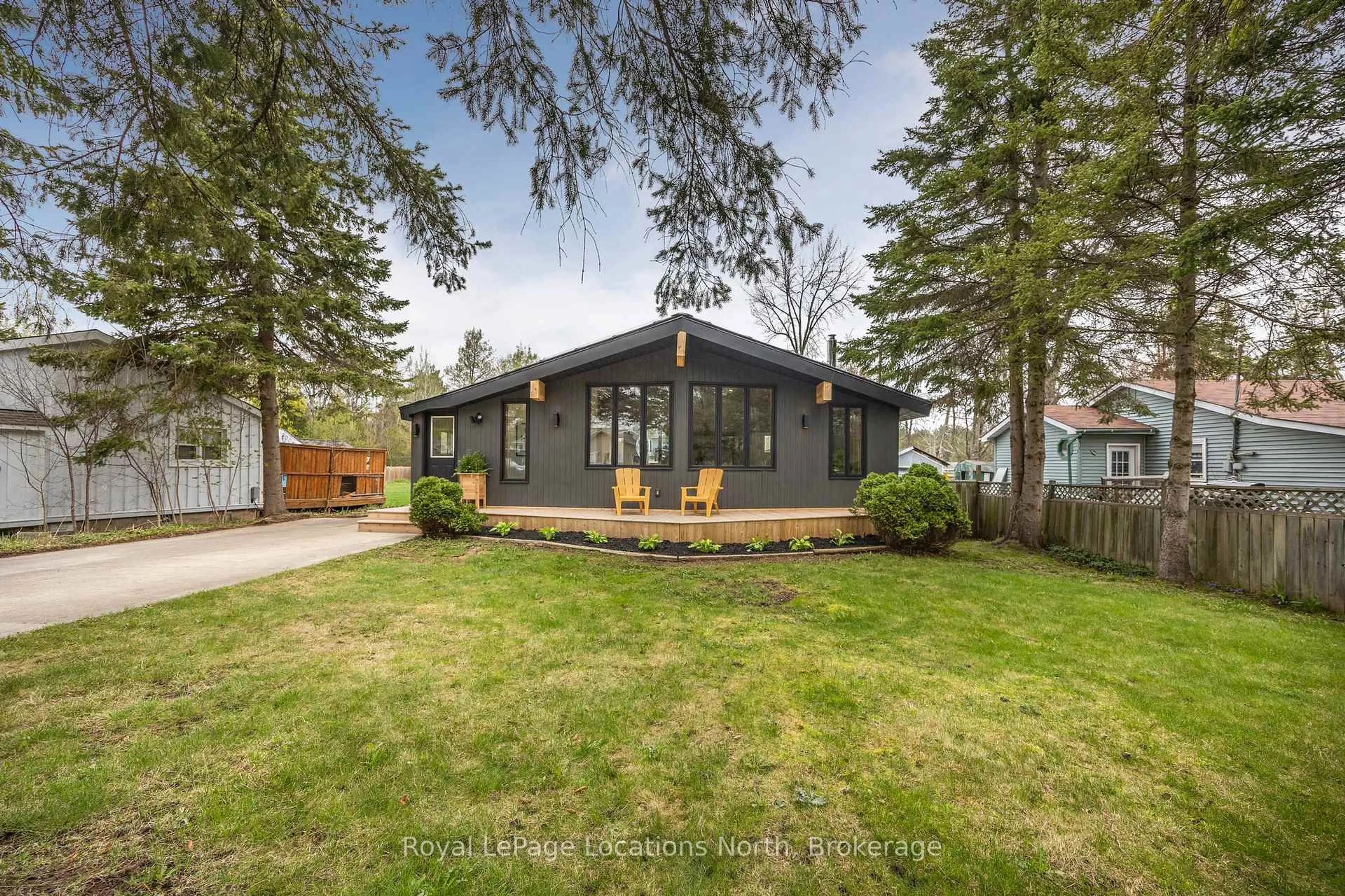 Home with vinyl exterior material, street for 25 Broadview St, Collingwood Ontario L9Y 3Z1