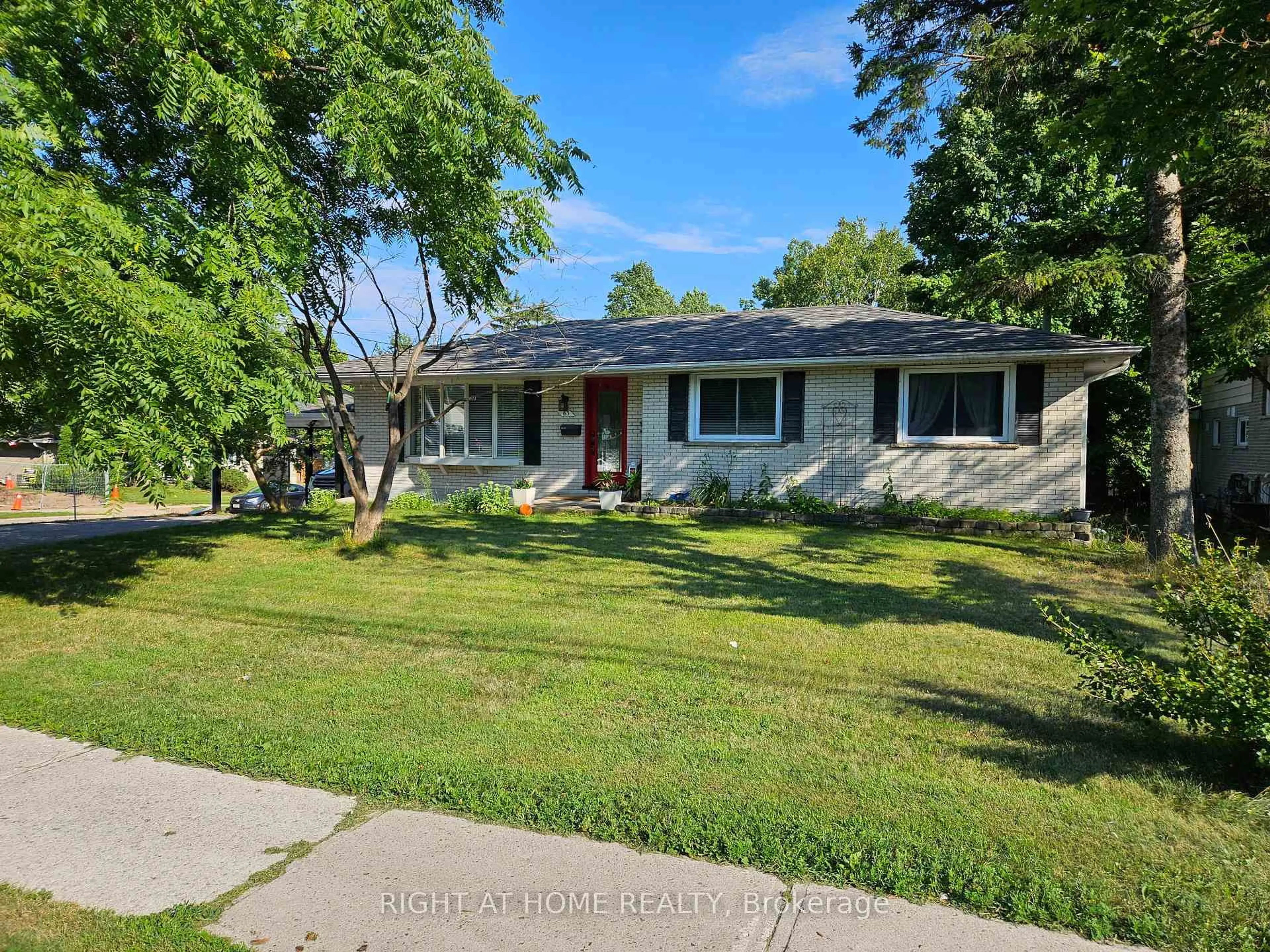 A pic from outside/outdoor area/front of a property/back of a property/a pic from drone, street for 63 Cundles Rd, Barrie Ontario L4M 2Z6