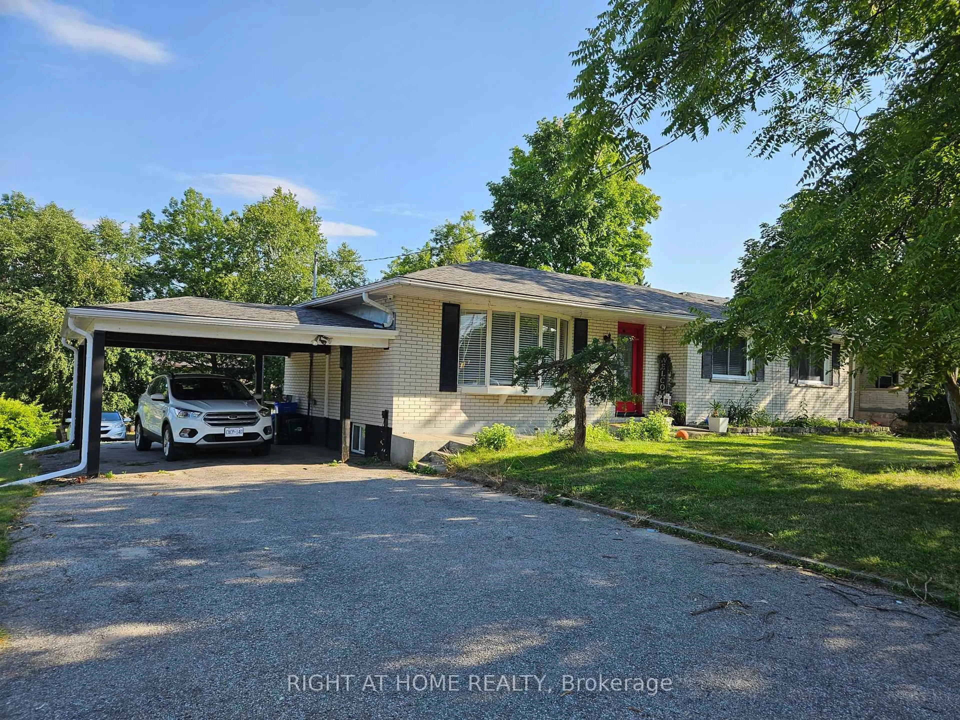 A pic from outside/outdoor area/front of a property/back of a property/a pic from drone, street for 63 Cundles Rd, Barrie Ontario L4M 2Z6