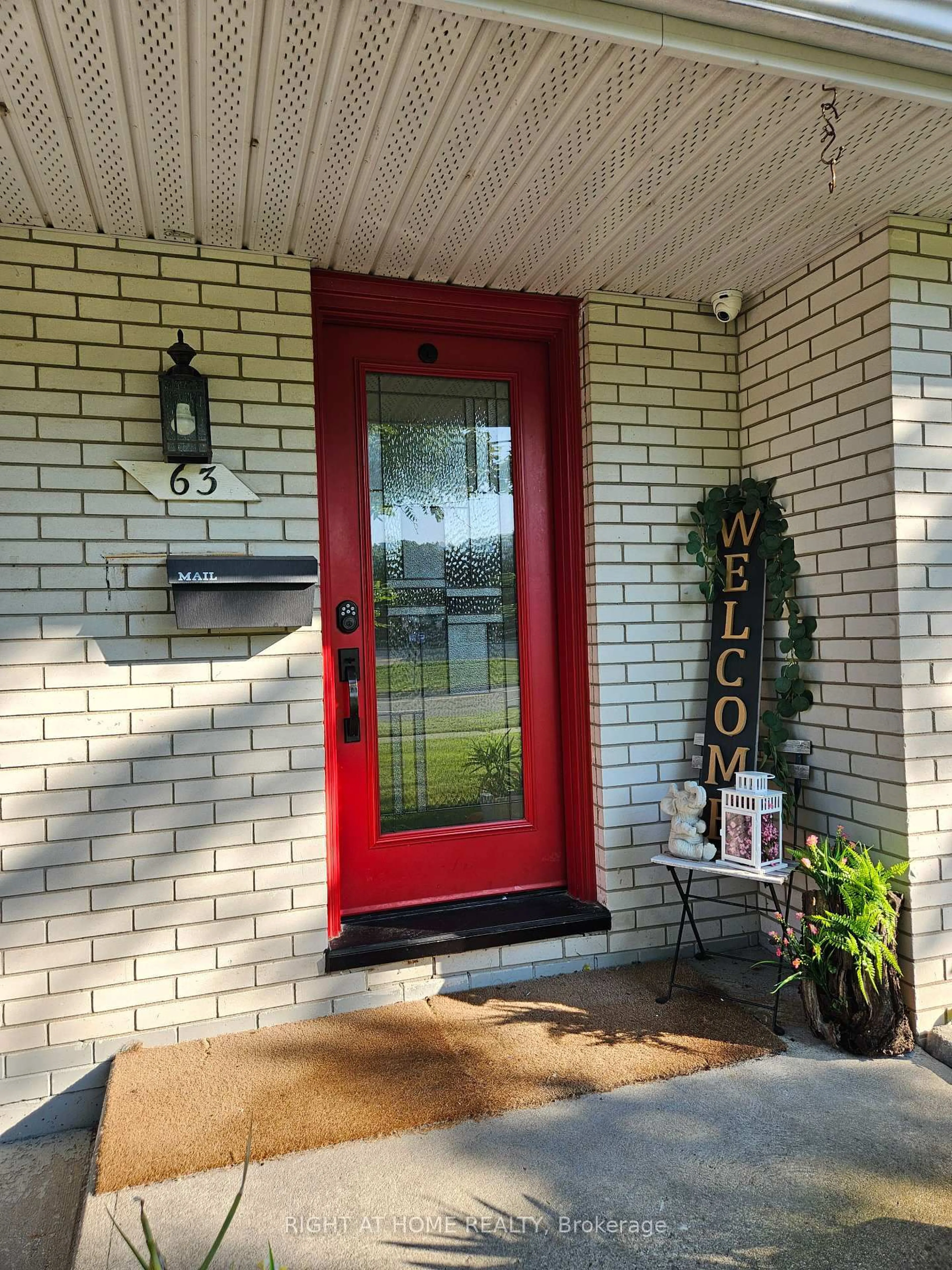 Indoor entryway for 63 Cundles Rd, Barrie Ontario L4M 2Z6