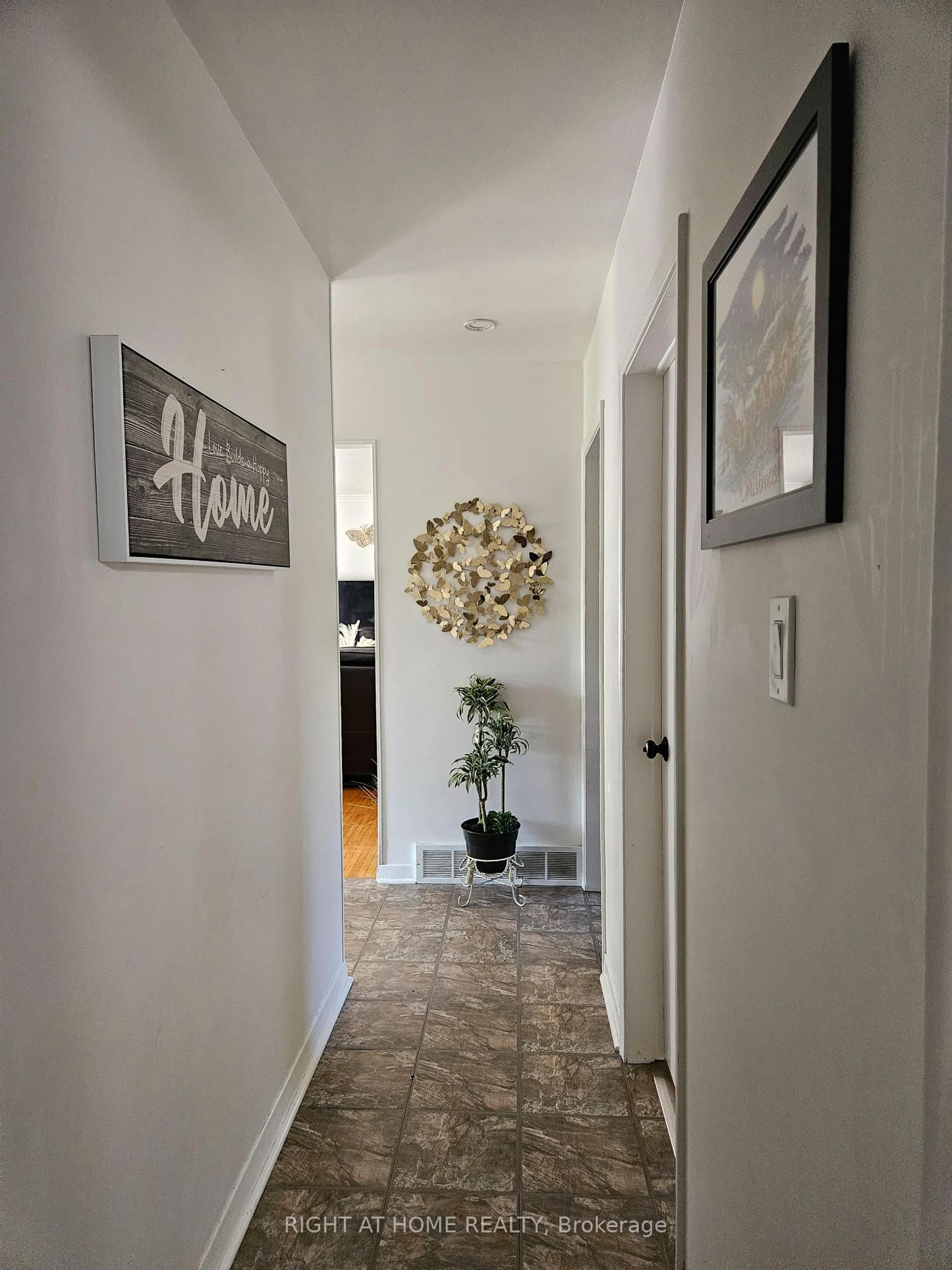 Indoor entryway for 63 Cundles Rd, Barrie Ontario L4M 2Z6