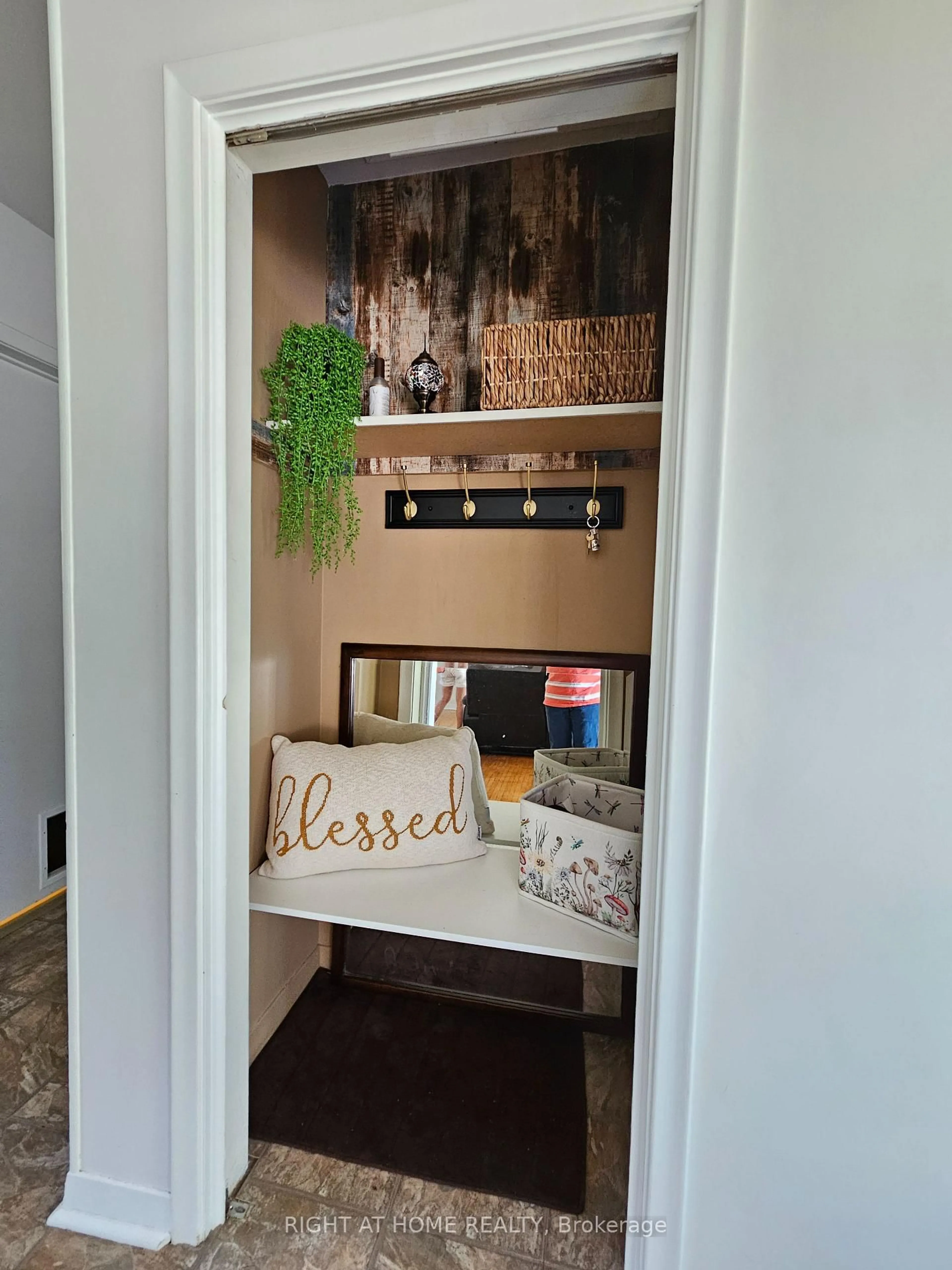 Indoor entryway for 63 Cundles Rd, Barrie Ontario L4M 2Z6