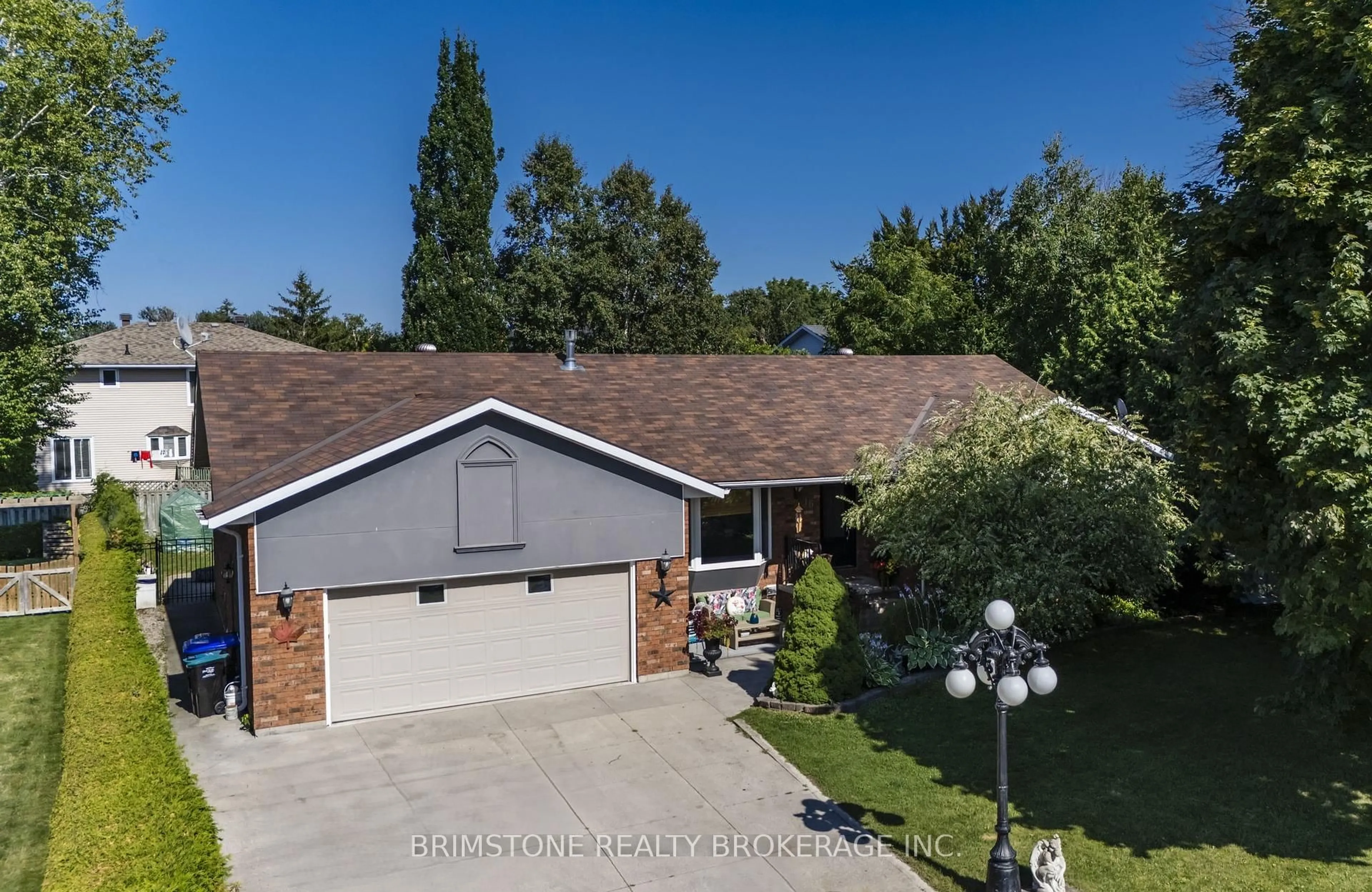 A pic from outside/outdoor area/front of a property/back of a property/a pic from drone, unknown for 16 Smart Crt, Collingwood Ontario L9Y 4S1
