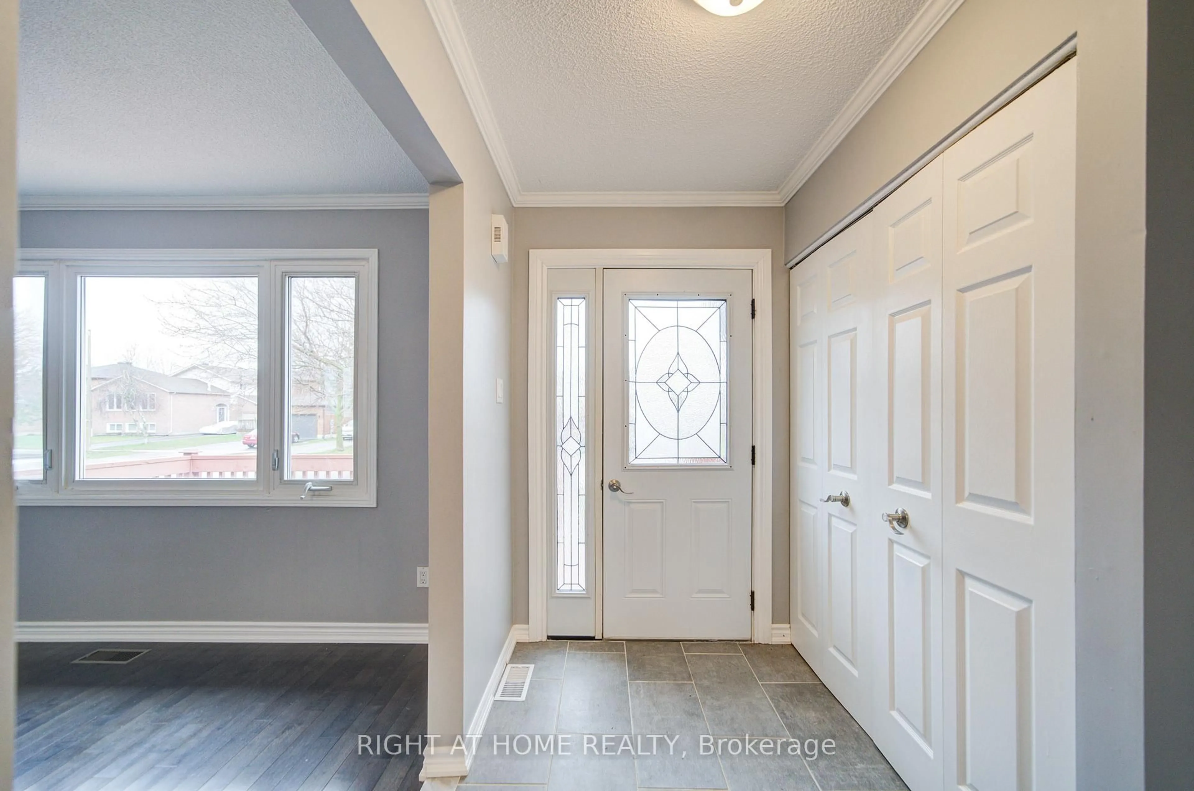 Indoor entryway for 52 Rosenfeld Dr, Barrie Ontario L4M 5X4