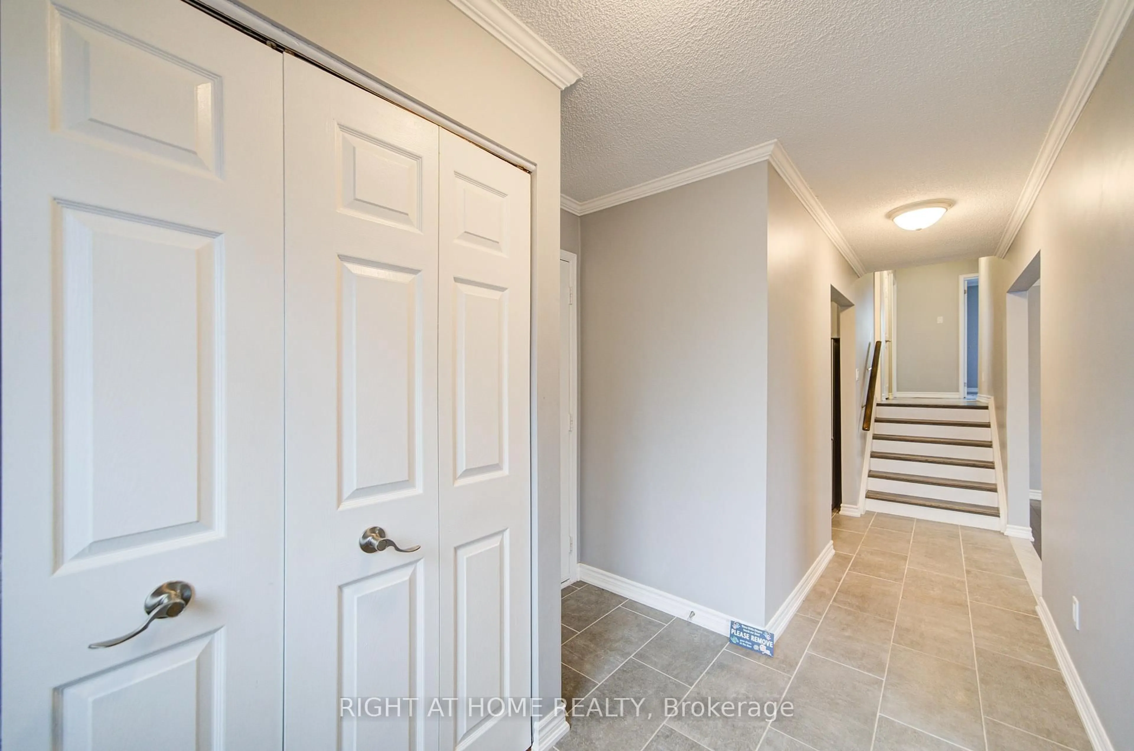 Indoor entryway for 52 Rosenfeld Dr, Barrie Ontario L4M 5X4